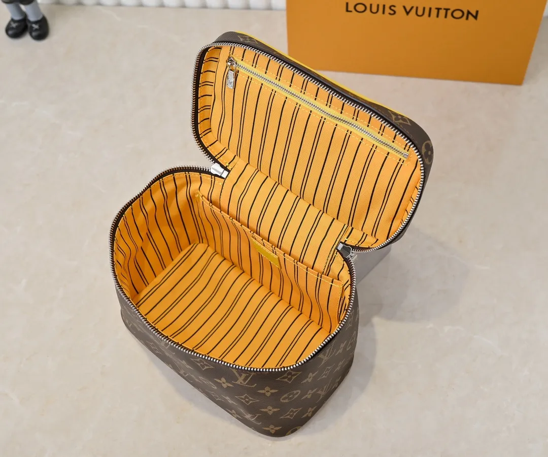 Batch 320💰Upgraded original version ✨M42265 This style is inspired by the iconic Nice cosmetic bag. This elegant toiletry bag is a personalized choice for carrying basic beauty supplies. A hidden zip pocket on the inside of the flap can store especially valuable personal items. - Top woven handle - Monogram coated canvas fabric - Louis Vuitton special coated canvas washable lining - Natural cowhide leather trim - Gold metal hardware - Double-layer zipper closure - Large capacity inside the bag - Zippered pocket on the inside of the flap - Several patch pockets inside - size 24×14×17.