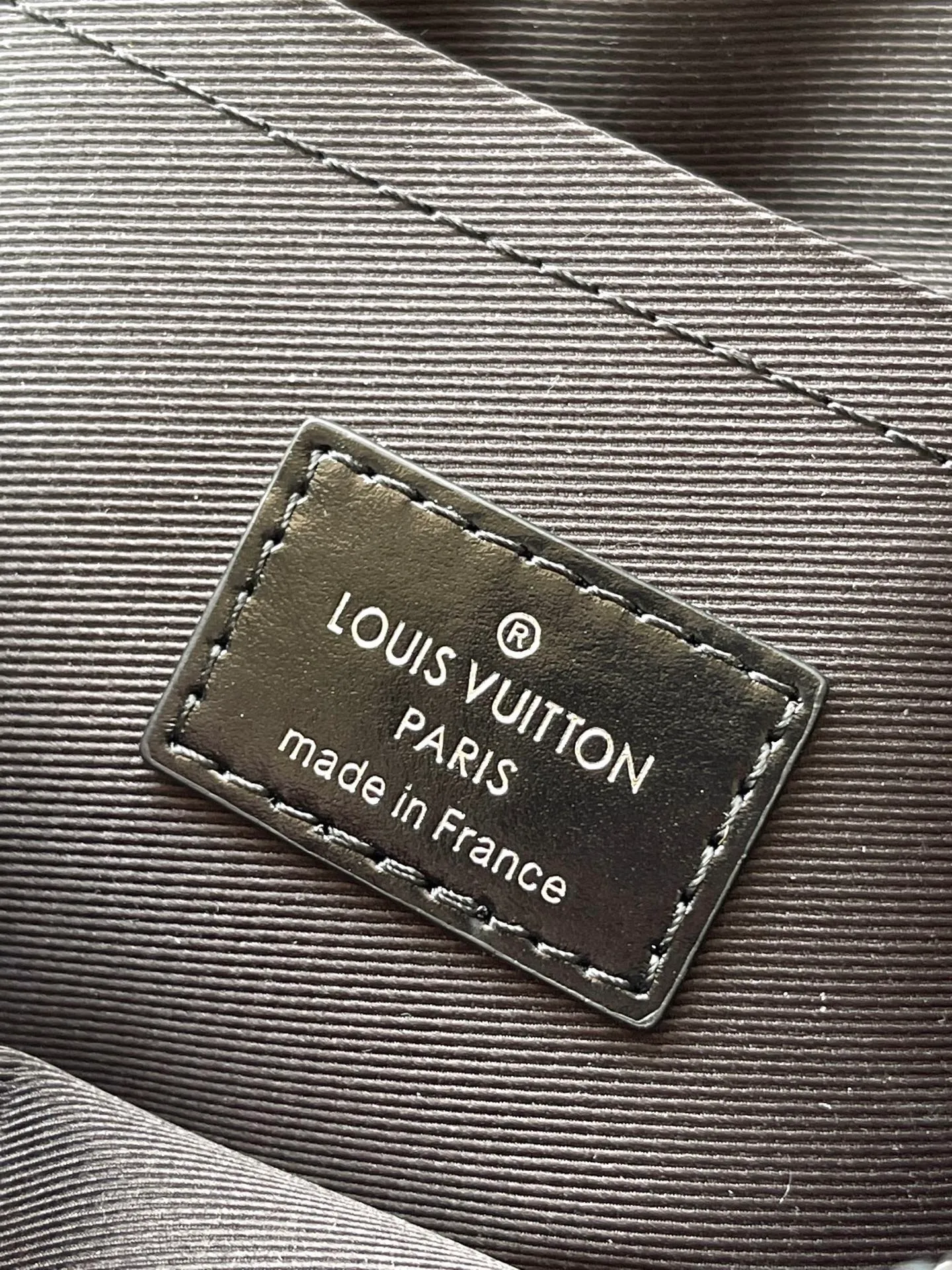 💰1220 (top layer leather) top original order M13987 This NiI handbag shines with the elegant luster of cow leather, and the Louis Vuitton Paris patch is fixed on the front with beaded rivets. The side lock buckle highlights the urban style, and the zipper puller of the main compartment is decorated with LV letters. Dimensions: 25 × 17.5 × 11 cm
