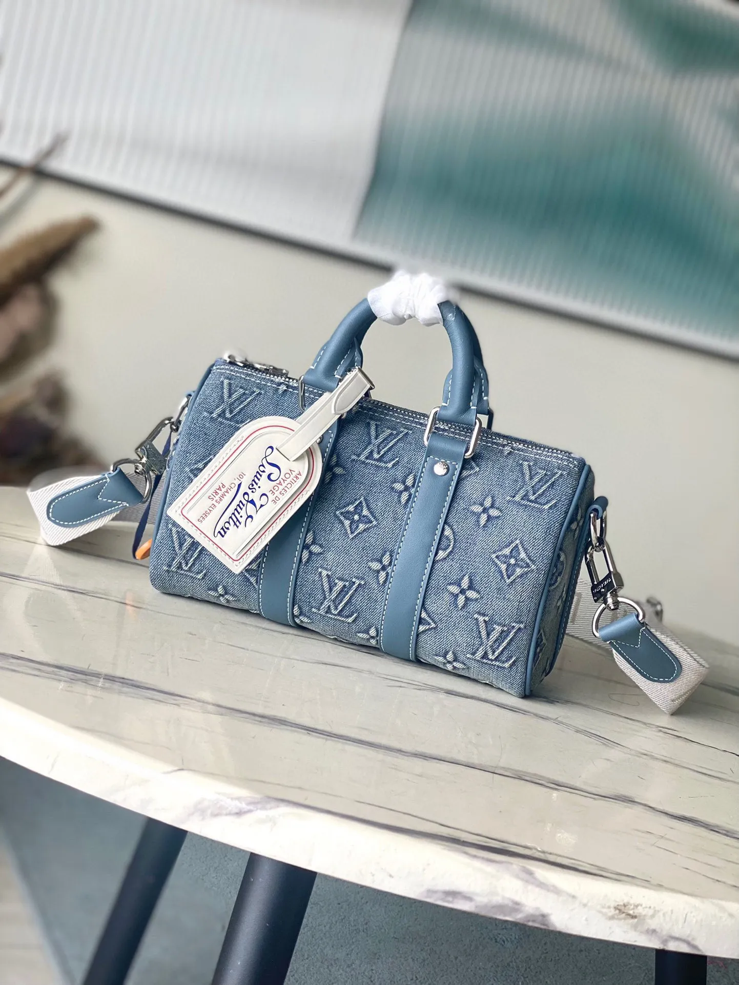💰1060 Top-quality original M22762 denim This Keepall Bandoulière 25 handbag displays the vintage texture of Monogram Washed Demin canvas. The Monogram pattern is outlined with embossing and hand-painting techniques, as if it were a faded denim that has been baptized by time. It is paired with a retro-style nameplate and a detachable and adjustable shoulder strap. Dimensions: 25 x 15 x 11 cm