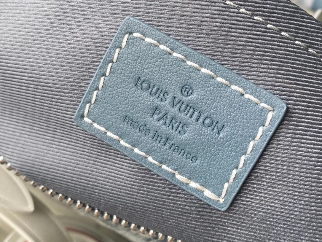 💰1060 Top-quality original M22762 denim This Keepall Bandoulière 25 handbag displays the vintage texture of Monogram Washed Demin canvas. The Monogram pattern is outlined with embossing and hand-painting techniques, as if it were a faded denim that has been baptized by time. It is paired with a retro-style nameplate and a detachable and adjustable shoulder strap. Dimensions: 25 x 15 x 11 cm