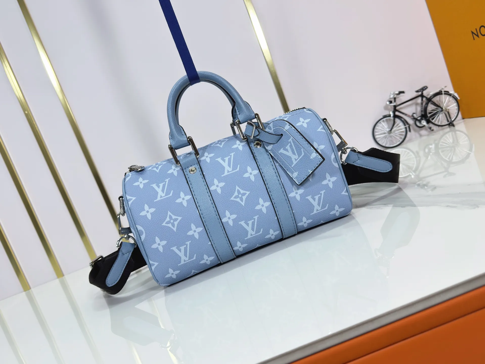 P240 Upgraded original M14078 M01942 M15076 M24434 M46271 M20900 M46249 This handbag condenses the classic silhouette of the Keepall travel bag. It is made of Monogram embossed Taurillon leather. Its compact shape is suitable for storing small items such as mobile phones and wallets. With its clever use of leather handles and detachable shoulder strap, it's easy to carry with you in trendy style. Detailed features Dimensions: 25✘15✘11 cm