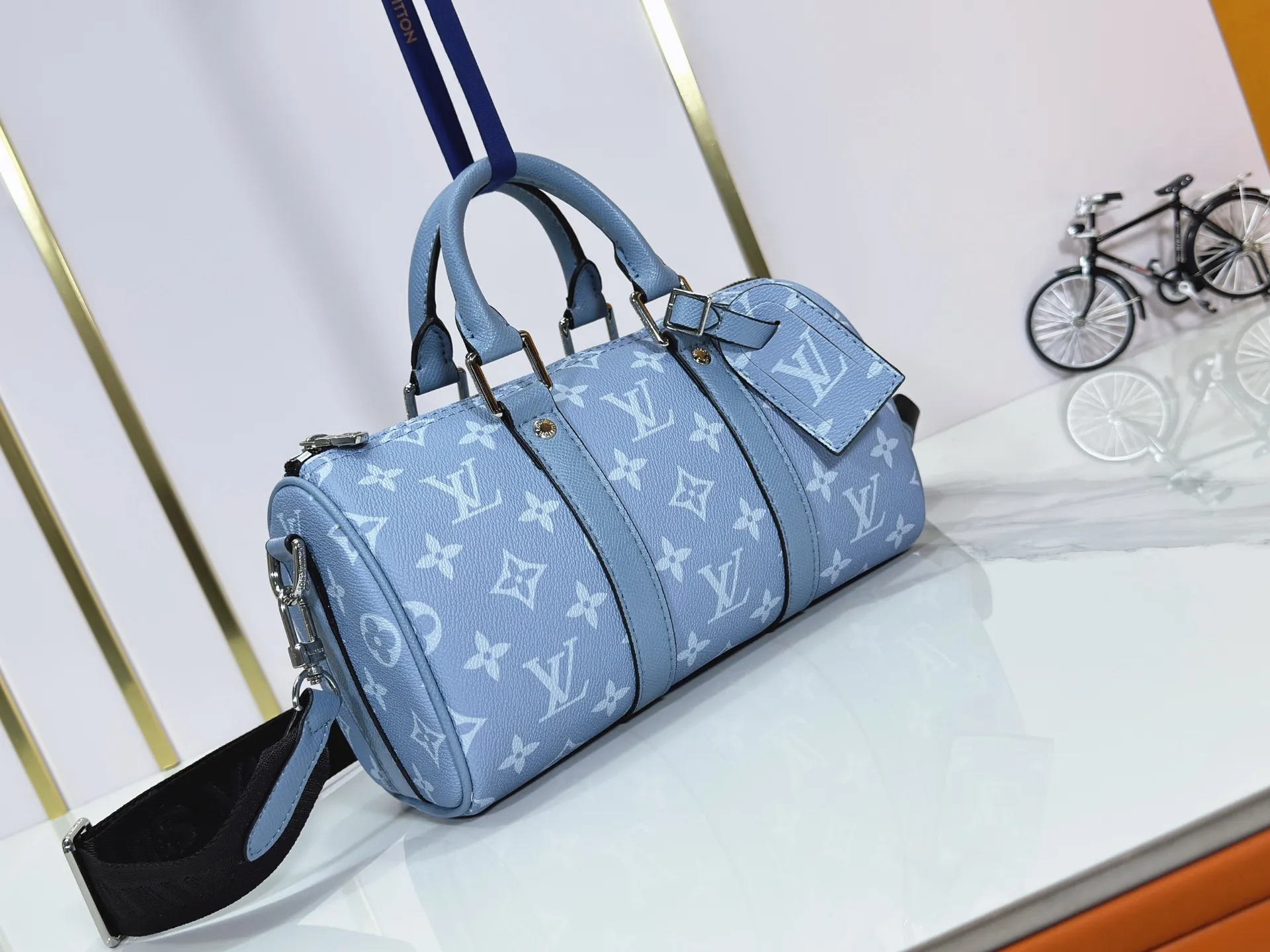 P240 Upgraded original M14078 M01942 M15076 M24434 M46271 M20900 M46249 This handbag condenses the classic silhouette of the Keepall travel bag. It is made of Monogram embossed Taurillon leather. Its compact shape is suitable for storing small items such as mobile phones and wallets. With its clever use of leather handles and detachable shoulder strap, it's easy to carry with you in trendy style. Detailed features Dimensions: 25✘15✘11 cm