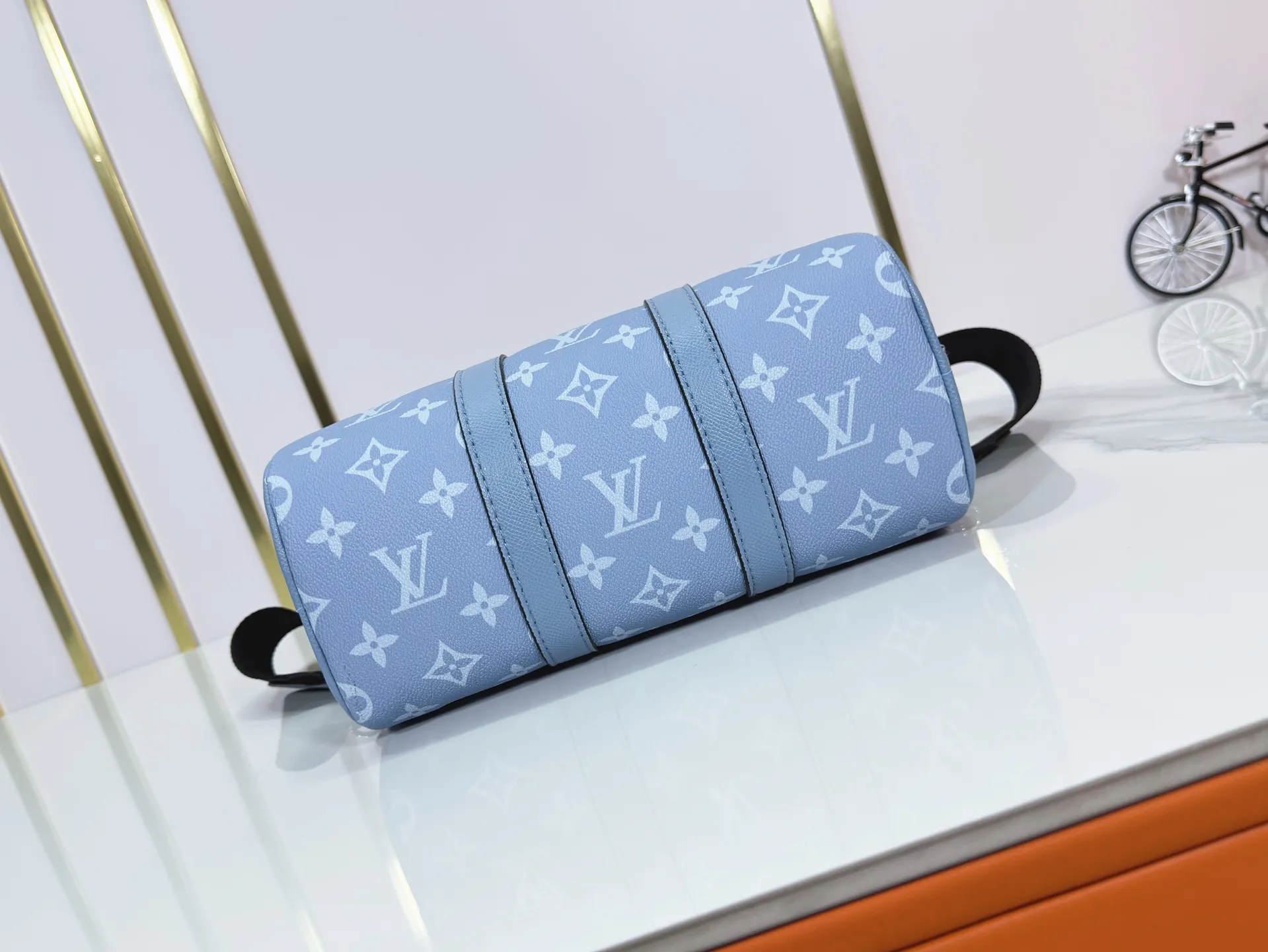 P240 Upgraded original M14078 M01942 M15076 M24434 M46271 M20900 M46249 This handbag condenses the classic silhouette of the Keepall travel bag. It is made of Monogram embossed Taurillon leather. Its compact shape is suitable for storing small items such as mobile phones and wallets. With its clever use of leather handles and detachable shoulder strap, it's easy to carry with you in trendy style. Detailed features Dimensions: 25✘15✘11 cm