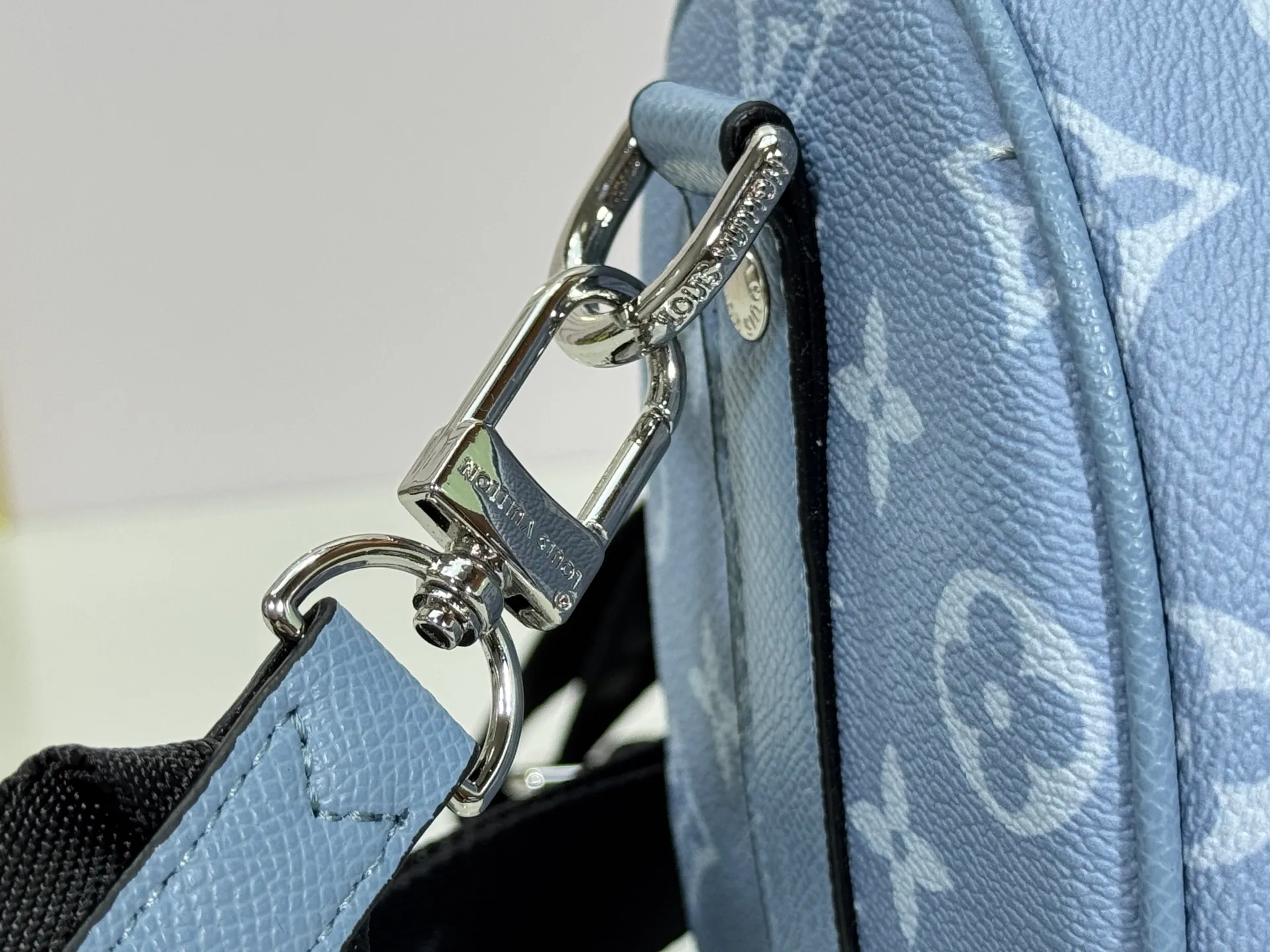 P240 Upgraded original M14078 M01942 M15076 M24434 M46271 M20900 M46249 This handbag condenses the classic silhouette of the Keepall travel bag. It is made of Monogram embossed Taurillon leather. Its compact shape is suitable for storing small items such as mobile phones and wallets. With its clever use of leather handles and detachable shoulder strap, it's easy to carry with you in trendy style. Detailed features Dimensions: 25✘15✘11 cm