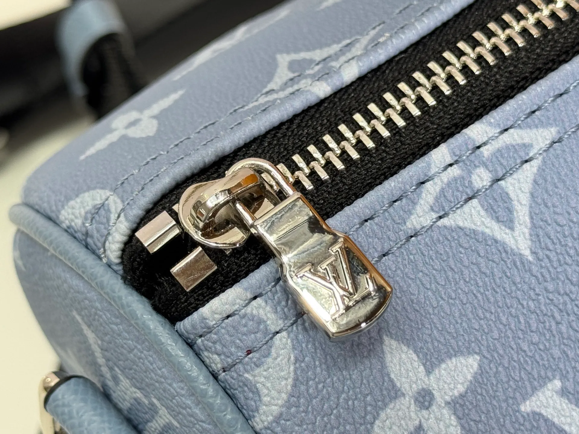 P240 Upgraded original M14078 M01942 M15076 M24434 M46271 M20900 M46249 This handbag condenses the classic silhouette of the Keepall travel bag. It is made of Monogram embossed Taurillon leather. Its compact shape is suitable for storing small items such as mobile phones and wallets. With its clever use of leather handles and detachable shoulder strap, it's easy to carry with you in trendy style. Detailed features Dimensions: 25✘15✘11 cm