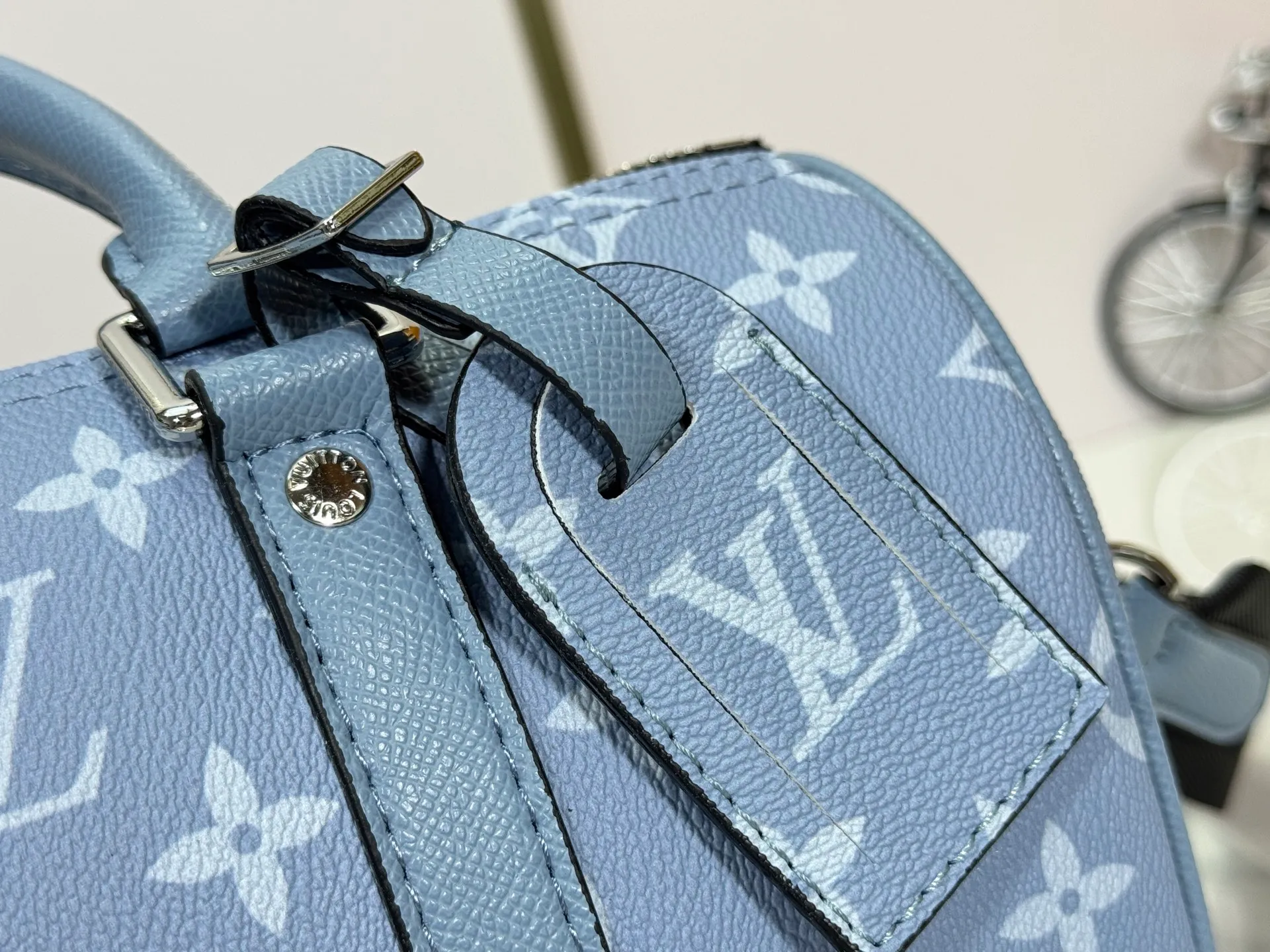 P240 Upgraded original M14078 M01942 M15076 M24434 M46271 M20900 M46249 This handbag condenses the classic silhouette of the Keepall travel bag. It is made of Monogram embossed Taurillon leather. Its compact shape is suitable for storing small items such as mobile phones and wallets. With its clever use of leather handles and detachable shoulder strap, it's easy to carry with you in trendy style. Detailed features Dimensions: 25✘15✘11 cm