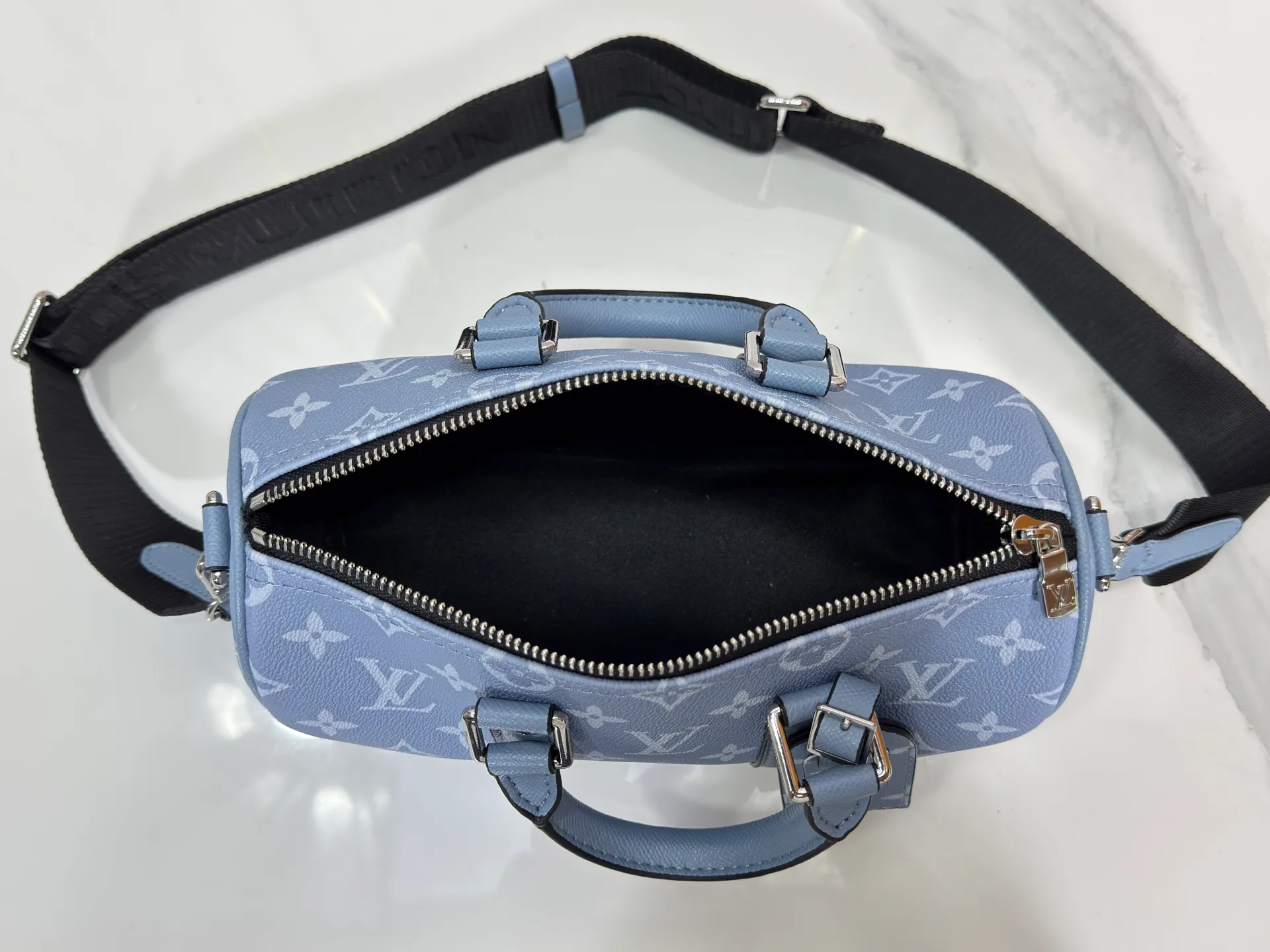 P240 Upgraded original M14078 M01942 M15076 M24434 M46271 M20900 M46249 This handbag condenses the classic silhouette of the Keepall travel bag. It is made of Monogram embossed Taurillon leather. Its compact shape is suitable for storing small items such as mobile phones and wallets. With its clever use of leather handles and detachable shoulder strap, it's easy to carry with you in trendy style. Detailed features Dimensions: 25✘15✘11 cm