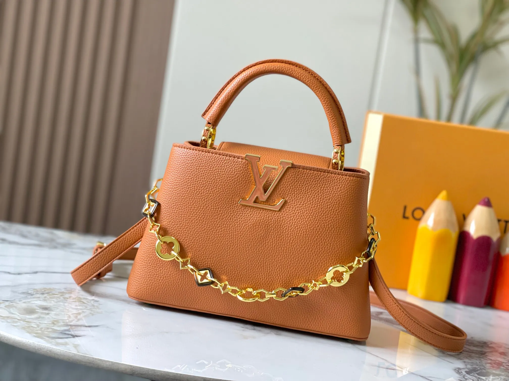 p480 [Guangzhou top quality original version] M14971 Brown This CapucinesBB handbag quotes the design elements of the Harmony series and tells the inspiration of the Monogram flower with a gorgeous chain. The Taurillon cow leather bag is embellished with the resin-coated LV logo, and the flap can be opened externally or internally to reveal a neat interior with multiple pockets. Size:27×18×9cm
