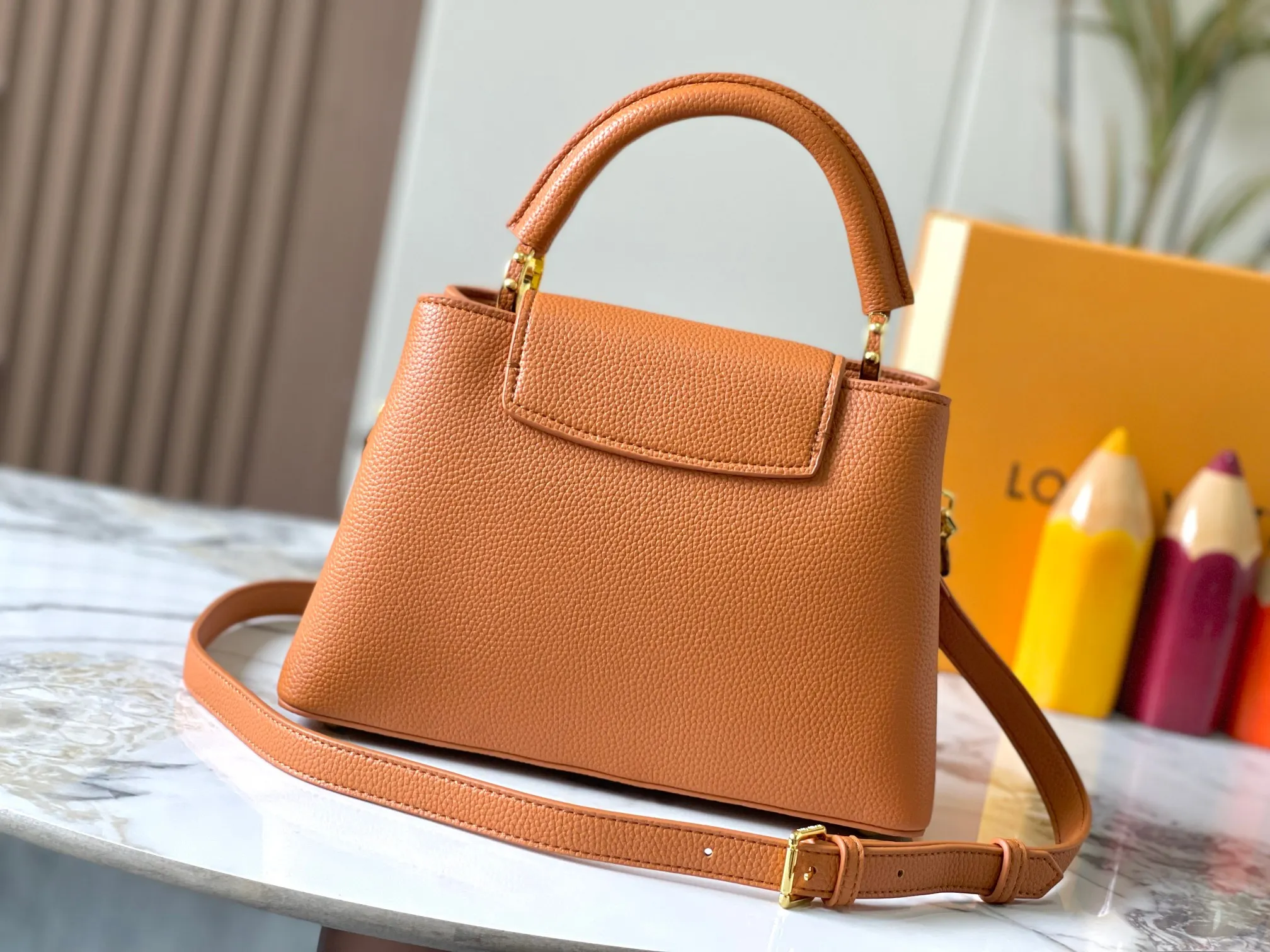 p480 [Guangzhou top quality original version] M14971 Brown This CapucinesBB handbag quotes the design elements of the Harmony series and tells the inspiration of the Monogram flower with a gorgeous chain. The Taurillon cow leather bag is embellished with the resin-coated LV logo, and the flap can be opened externally or internally to reveal a neat interior with multiple pockets. Size:27×18×9cm