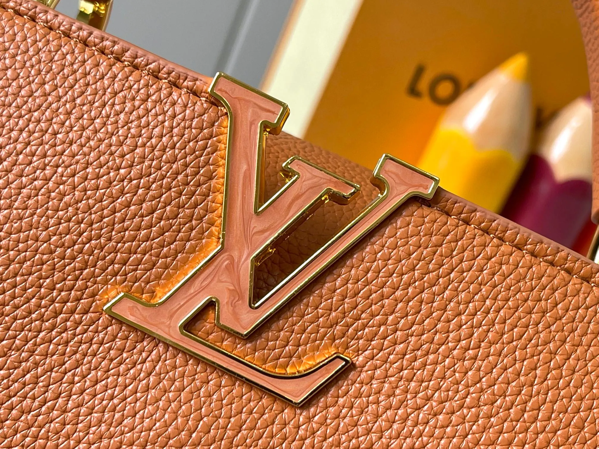 p480 [Guangzhou top quality original version] M14971 Brown This CapucinesBB handbag quotes the design elements of the Harmony series and tells the inspiration of the Monogram flower with a gorgeous chain. The Taurillon cow leather bag is embellished with the resin-coated LV logo, and the flap can be opened externally or internally to reveal a neat interior with multiple pockets. Size:27×18×9cm