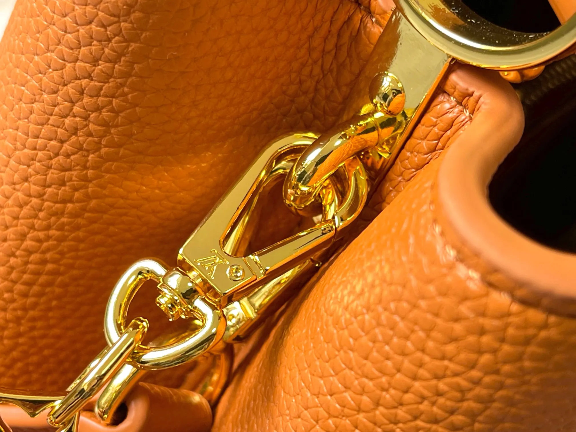 p480 [Guangzhou top quality original version] M14971 Brown This CapucinesBB handbag quotes the design elements of the Harmony series and tells the inspiration of the Monogram flower with a gorgeous chain. The Taurillon cow leather bag is embellished with the resin-coated LV logo, and the flap can be opened externally or internally to reveal a neat interior with multiple pockets. Size:27×18×9cm
