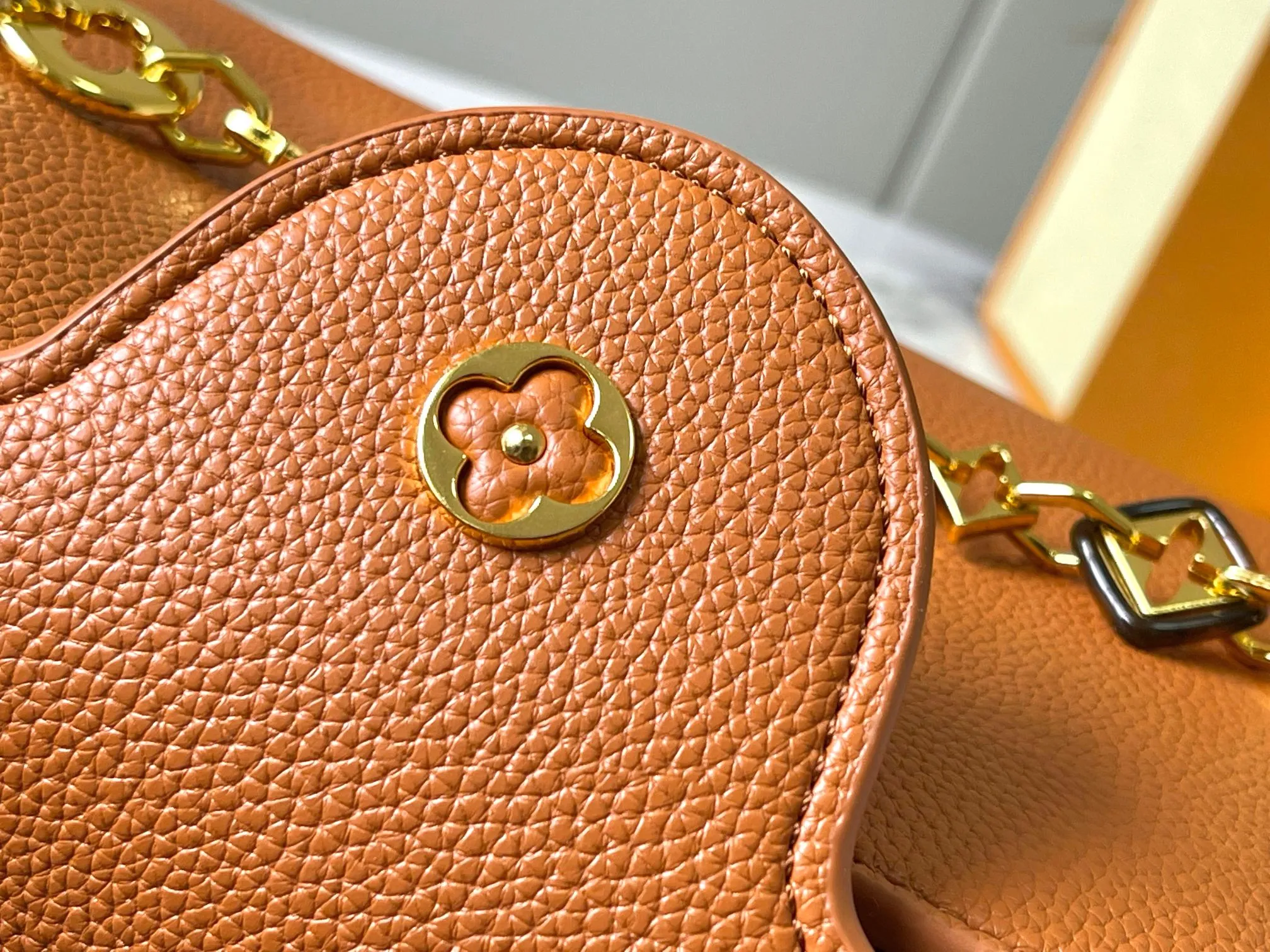 p480 [Guangzhou top quality original version] M14971 Brown This CapucinesBB handbag quotes the design elements of the Harmony series and tells the inspiration of the Monogram flower with a gorgeous chain. The Taurillon cow leather bag is embellished with the resin-coated LV logo, and the flap can be opened externally or internally to reveal a neat interior with multiple pockets. Size:27×18×9cm