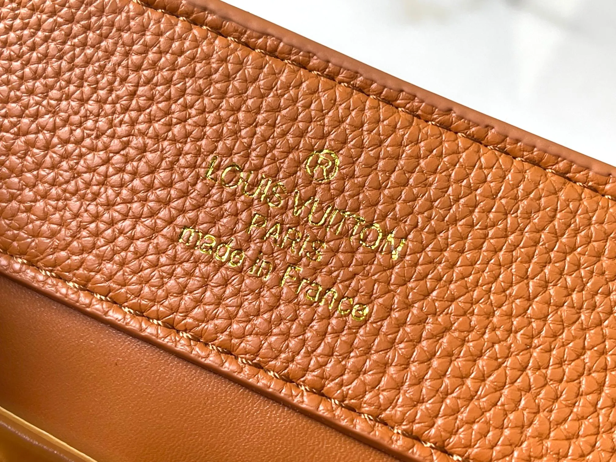 p480 [Guangzhou top quality original version] M14971 Brown This CapucinesBB handbag quotes the design elements of the Harmony series and tells the inspiration of the Monogram flower with a gorgeous chain. The Taurillon cow leather bag is embellished with the resin-coated LV logo, and the flap can be opened externally or internally to reveal a neat interior with multiple pockets. Size:27×18×9cm