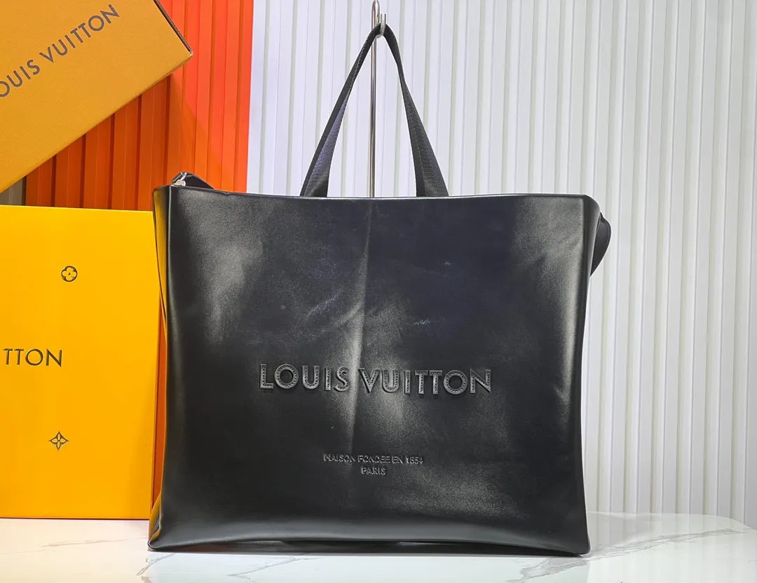 Batch 320💰M24457 Black Orange Blue Green Gray Presbyopia Plaid Black Crocodile Orange Crocodile Pattern 9 Colors ✔️ This Shopper medium handbag draws inspiration from Louis Vuitton shopping bags, with the words Louis Vuitton and Maison Fondée En 1854 written on soft cow leather, with a top handle and a detachable shoulder strap. Size: 40x32x16cm