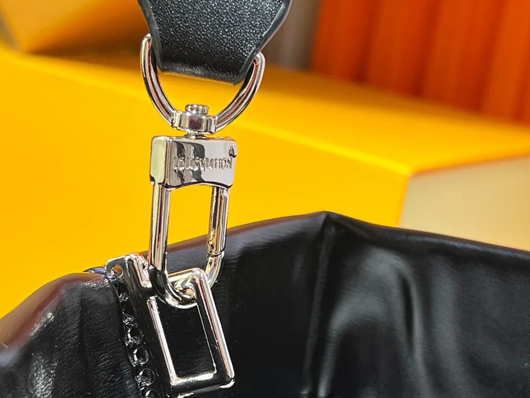 Batch 320💰M24457 Black Orange Blue Green Gray Presbyopia Plaid Black Crocodile Orange Crocodile Pattern 9 Colors ✔️ This Shopper medium handbag draws inspiration from Louis Vuitton shopping bags, with the words Louis Vuitton and Maison Fondée En 1854 written on soft cow leather, with a top handle and a detachable shoulder strap. Size: 40x32x16cm