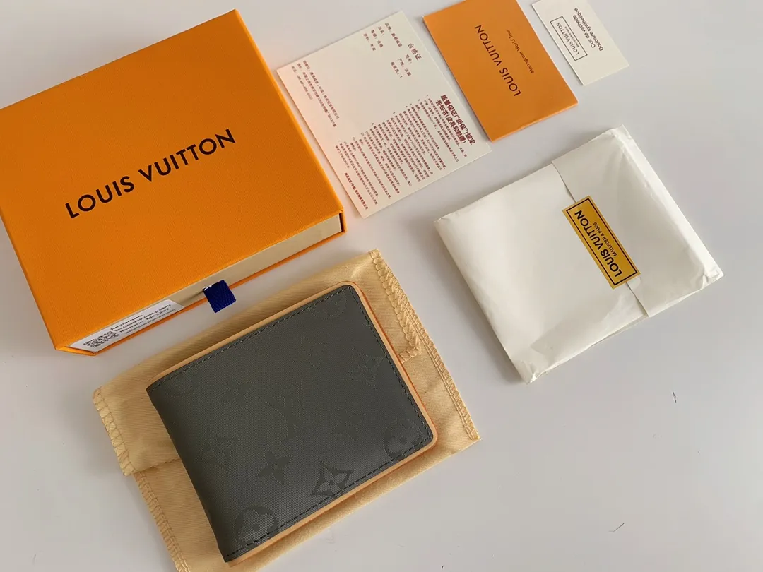 💰130 💎 Monogram Titanium gray canvas is inspired by space exploration and is one of the key fabrics in Louis Vuitton's 2018-19 autumn and winter men's fashion show. The new version of the Multiple wallet made from this fabric is compact in size and can easily be stored in a trousers or jacket pocket, providing ample storage space for cash and credit cards. Model: M63297 Dimensions: 11.5 x 9.0 x 1.5 cm.