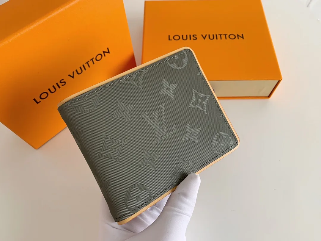 💰130 💎 Monogram Titanium gray canvas is inspired by space exploration and is one of the key fabrics in Louis Vuitton's 2018-19 autumn and winter men's fashion show. The new version of the Multiple wallet made from this fabric is compact in size and can easily be stored in a trousers or jacket pocket, providing ample storage space for cash and credit cards. Model: M63297 Dimensions: 11.5 x 9.0 x 1.5 cm.