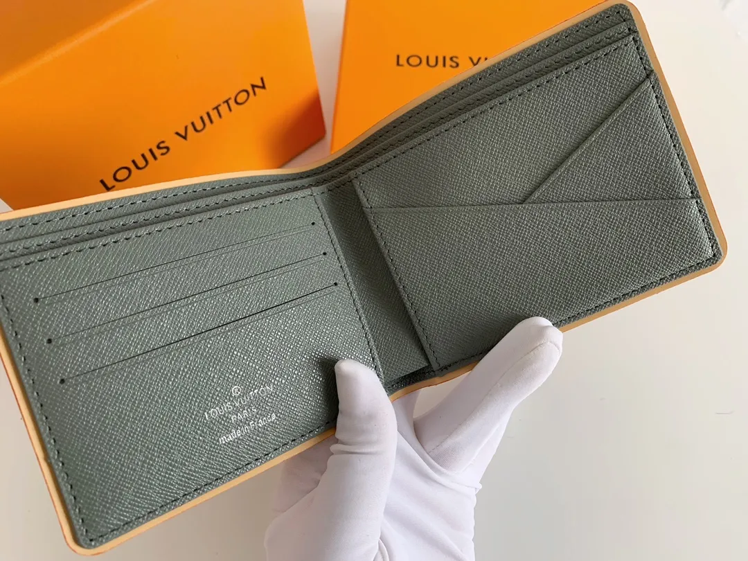 💰130 💎 Monogram Titanium gray canvas is inspired by space exploration and is one of the key fabrics in Louis Vuitton's 2018-19 autumn and winter men's fashion show. The new version of the Multiple wallet made from this fabric is compact in size and can easily be stored in a trousers or jacket pocket, providing ample storage space for cash and credit cards. Model: M63297 Dimensions: 11.5 x 9.0 x 1.5 cm.