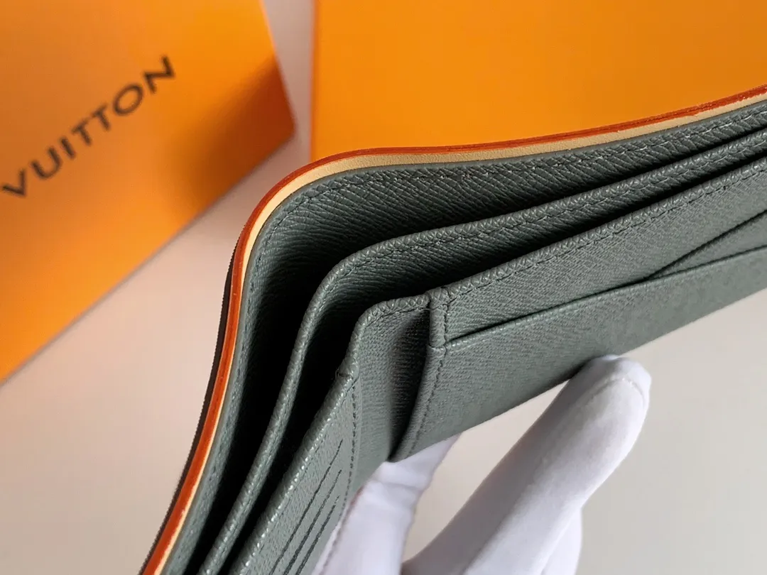 💰130 💎 Monogram Titanium gray canvas is inspired by space exploration and is one of the key fabrics in Louis Vuitton's 2018-19 autumn and winter men's fashion show. The new version of the Multiple wallet made from this fabric is compact in size and can easily be stored in a trousers or jacket pocket, providing ample storage space for cash and credit cards. Model: M63297 Dimensions: 11.5 x 9.0 x 1.5 cm.