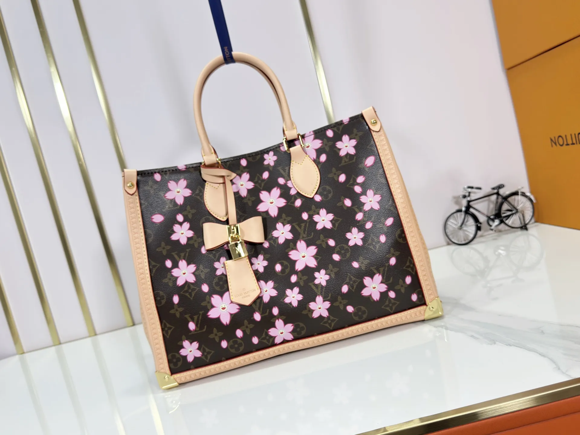 P320 upgraded original M13079 M45495 M44571 Louis Vuitton x Takashi Murakami reissue series interprets the OnTheGo medium handbag in a smart way. The colorful Monogram canvas body, cowhide leather trim and LV x TM key bag highlight the sophisticated style. The shiny corners recall the design of traditional Louis Vuitton luggage, and the shoulder strap and top handle allow for multiple carrying methods. Dimensions: 35.0 x 27.0 x 14.0 cm (length x height x width)