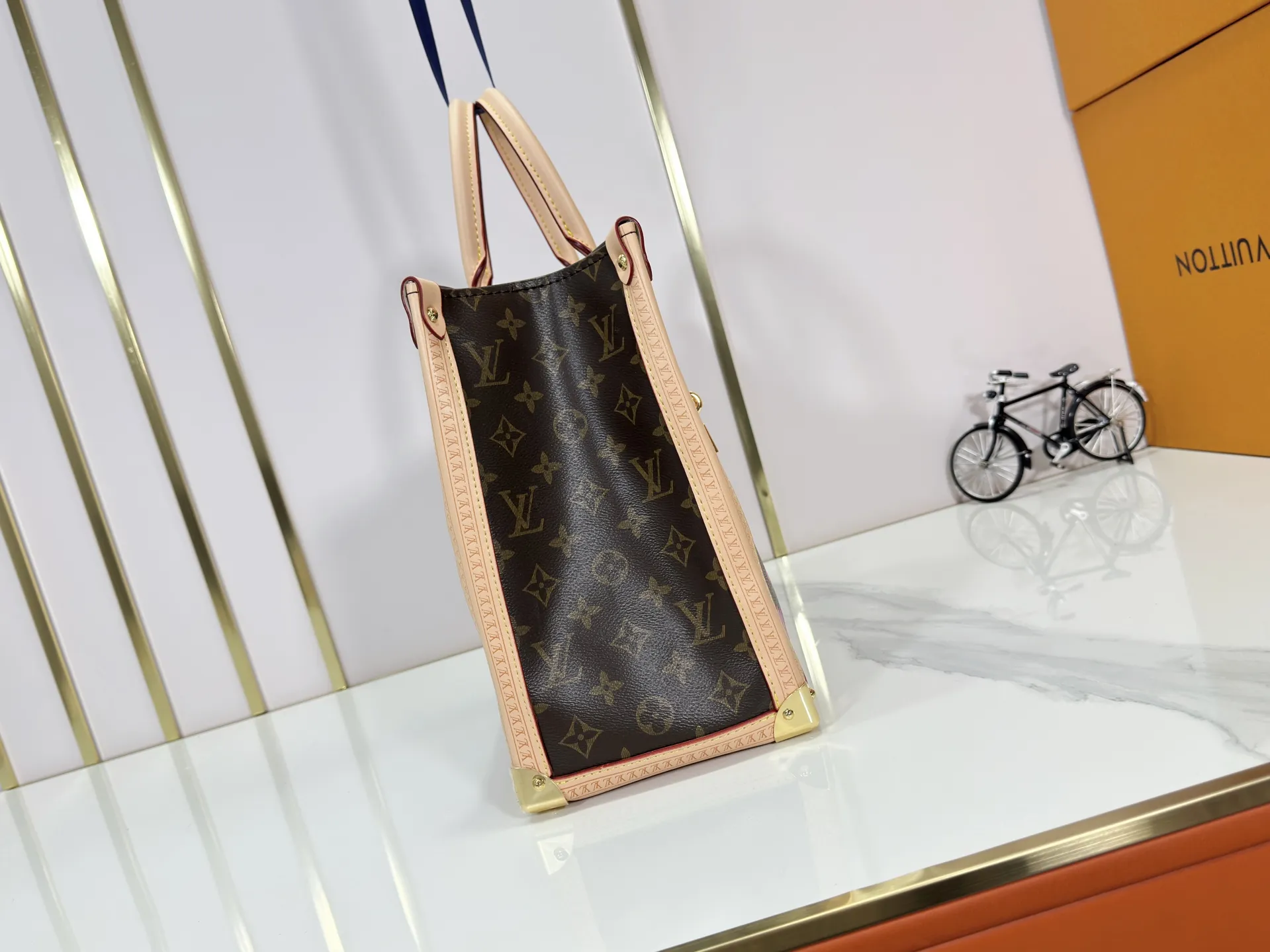 P320 upgraded original M13079 M45495 M44571 Louis Vuitton x Takashi Murakami reissue series interprets the OnTheGo medium handbag in a smart way. The colorful Monogram canvas body, cowhide leather trim and LV x TM key bag highlight the sophisticated style. The shiny corners recall the design of traditional Louis Vuitton luggage, and the shoulder strap and top handle allow for multiple carrying methods. Dimensions: 35.0 x 27.0 x 14.0 cm (length x height x width)