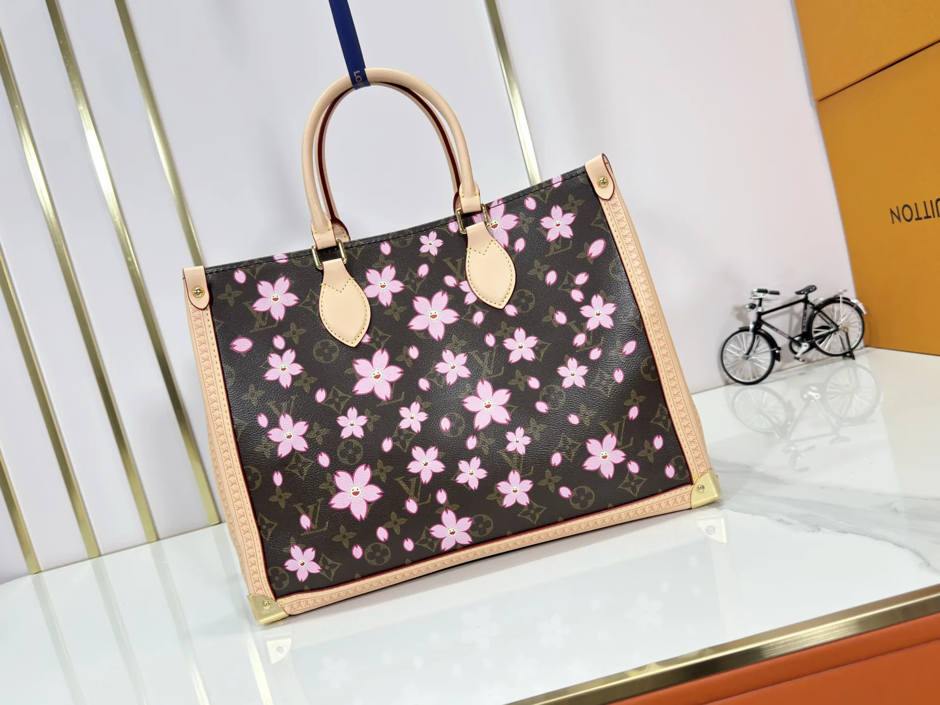 P320 upgraded original M13079 M45495 M44571 Louis Vuitton x Takashi Murakami reissue series interprets the OnTheGo medium handbag in a smart way. The colorful Monogram canvas body, cowhide leather trim and LV x TM key bag highlight the sophisticated style. The shiny corners recall the design of traditional Louis Vuitton luggage, and the shoulder strap and top handle allow for multiple carrying methods. Dimensions: 35.0 x 27.0 x 14.0 cm (length x height x width)