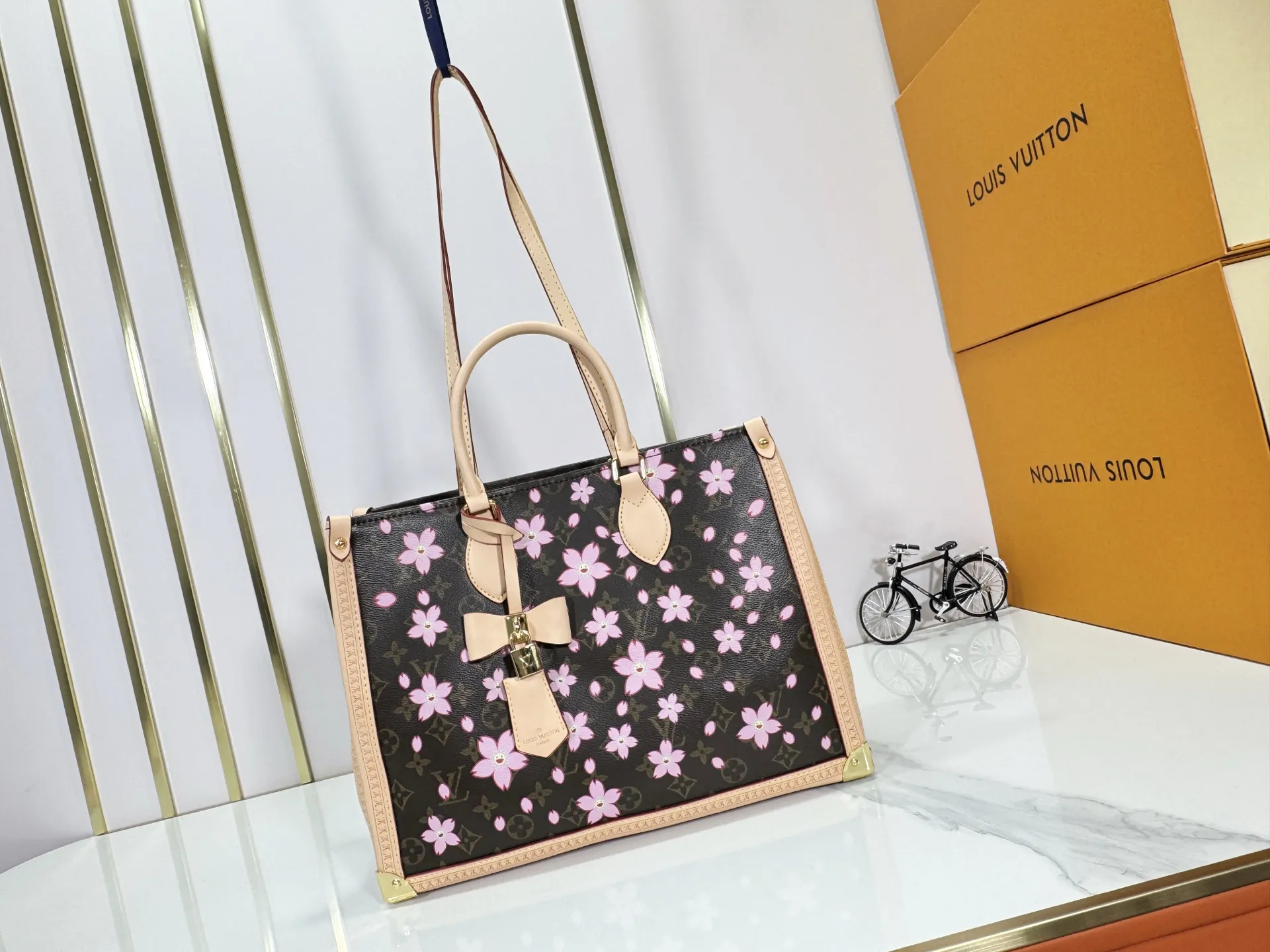 P320 upgraded original M13079 M45495 M44571 Louis Vuitton x Takashi Murakami reissue series interprets the OnTheGo medium handbag in a smart way. The colorful Monogram canvas body, cowhide leather trim and LV x TM key bag highlight the sophisticated style. The shiny corners recall the design of traditional Louis Vuitton luggage, and the shoulder strap and top handle allow for multiple carrying methods. Dimensions: 35.0 x 27.0 x 14.0 cm (length x height x width)