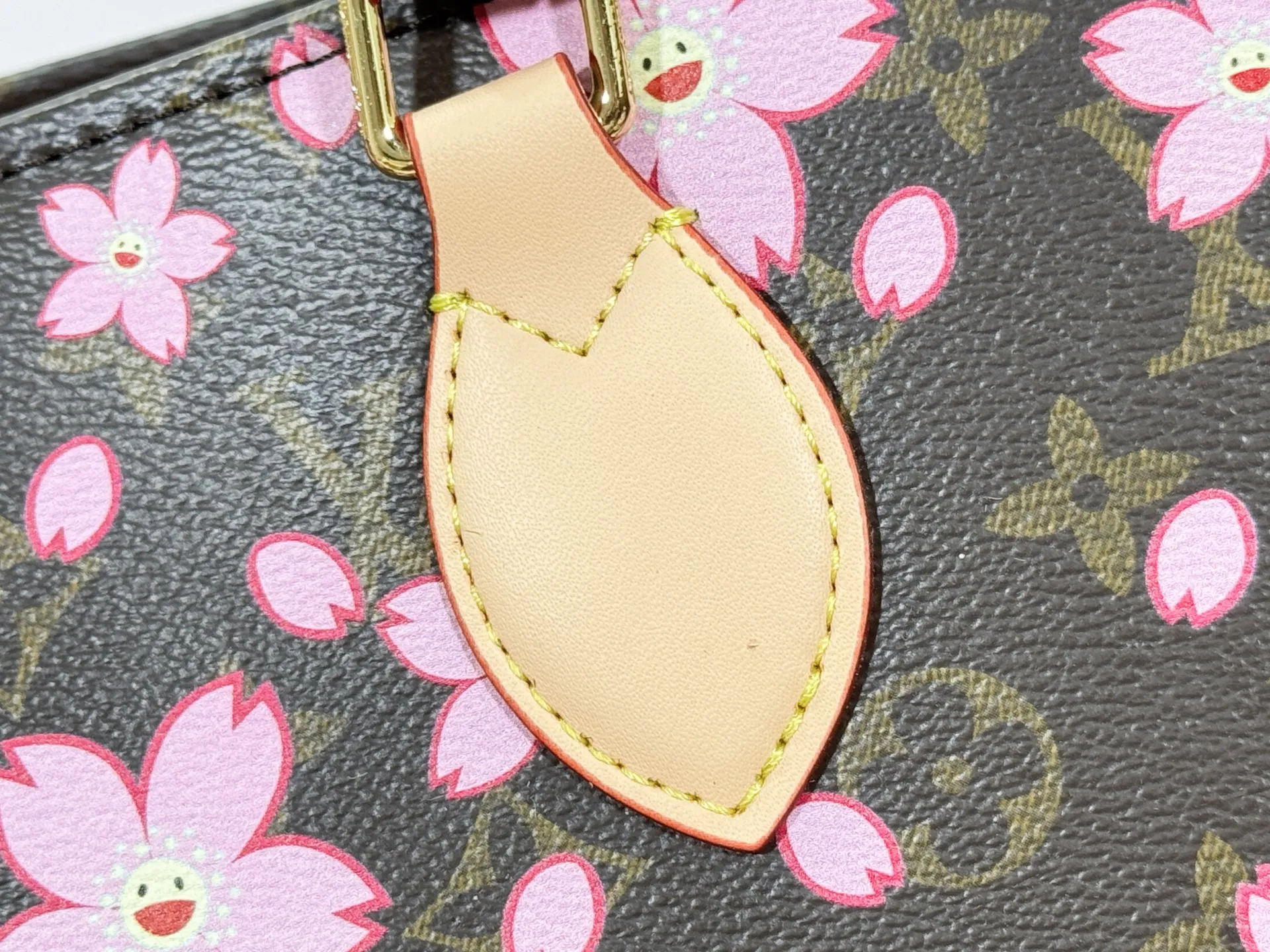 P320 upgraded original M13079 M45495 M44571 Louis Vuitton x Takashi Murakami reissue series interprets the OnTheGo medium handbag in a smart way. The colorful Monogram canvas body, cowhide leather trim and LV x TM key bag highlight the sophisticated style. The shiny corners recall the design of traditional Louis Vuitton luggage, and the shoulder strap and top handle allow for multiple carrying methods. Dimensions: 35.0 x 27.0 x 14.0 cm (length x height x width)