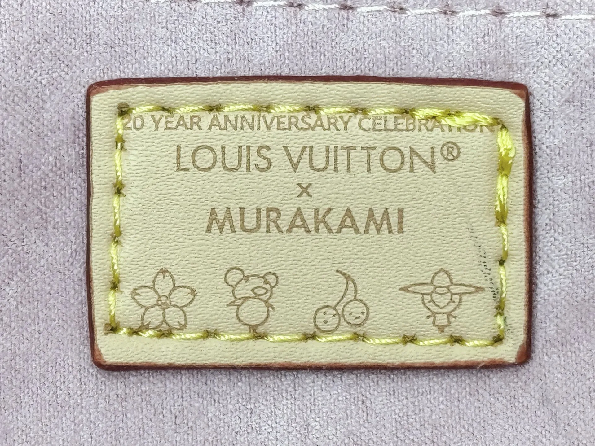 P320 upgraded original M13079 M45495 M44571 Louis Vuitton x Takashi Murakami reissue series interprets the OnTheGo medium handbag in a smart way. The colorful Monogram canvas body, cowhide leather trim and LV x TM key bag highlight the sophisticated style. The shiny corners recall the design of traditional Louis Vuitton luggage, and the shoulder strap and top handle allow for multiple carrying methods. Dimensions: 35.0 x 27.0 x 14.0 cm (length x height x width)