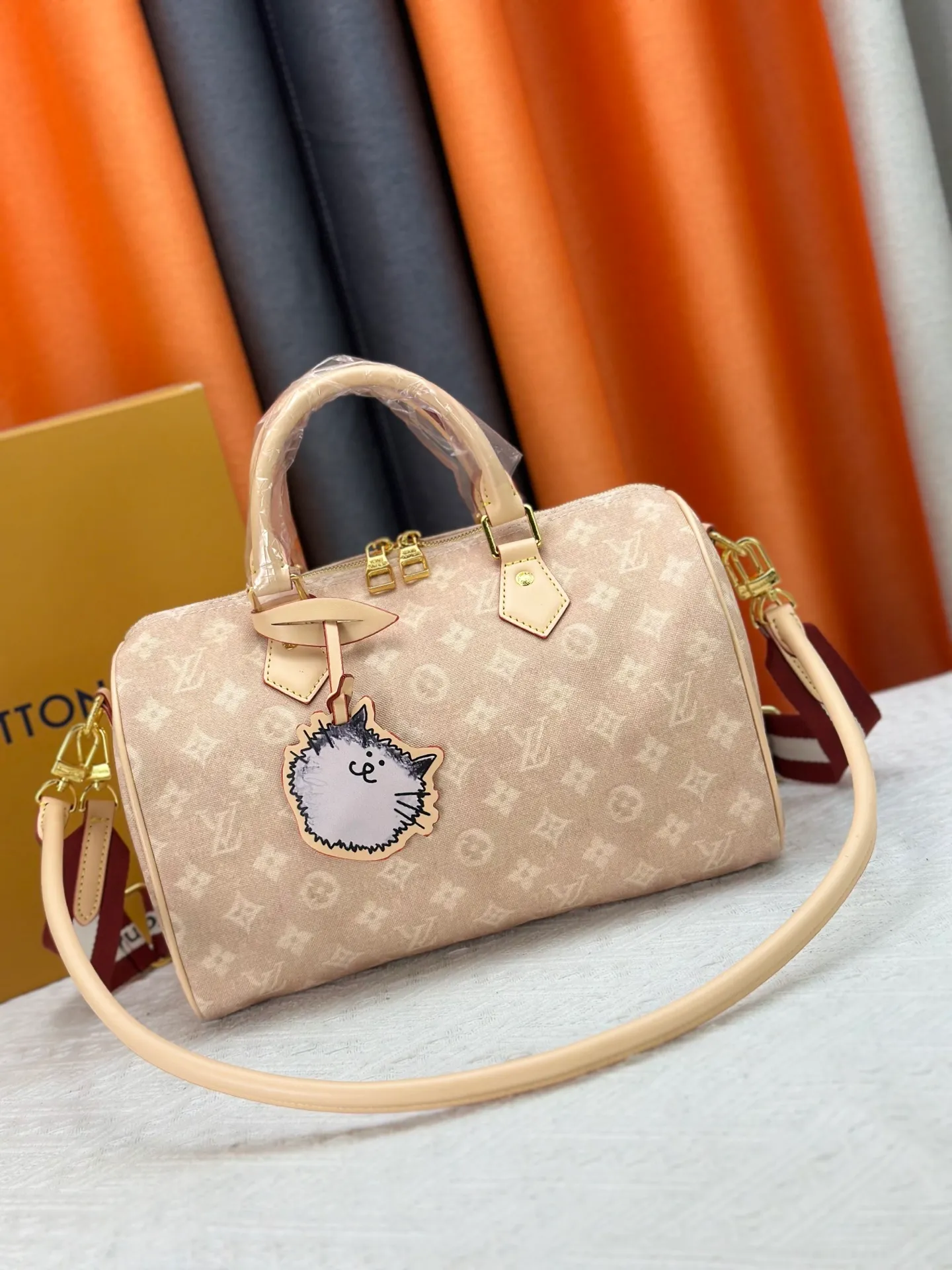 P320 M15159 M25766 M13344 This Speedy Soft 30 comes from the LV Travels With Grace Coddlington series. It is made of rich-toned cow leather with gold hardware and a fun cat-shaped key bag. Removable name tag features Grace Coddington's handwriting. Size: 30X21X17 cm