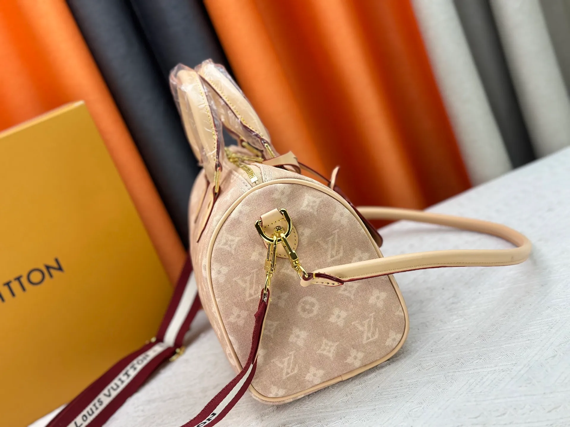 P320 M15159 M25766 M13344 This Speedy Soft 30 comes from the LV Travels With Grace Coddlington series. It is made of rich-toned cow leather with gold hardware and a fun cat-shaped key bag. Removable name tag features Grace Coddington's handwriting. Size: 30X21X17 cm