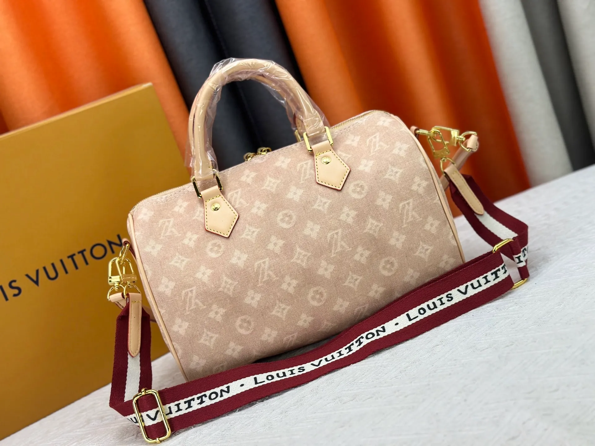 P320 M15159 M25766 M13344 This Speedy Soft 30 comes from the LV Travels With Grace Coddlington series. It is made of rich-toned cow leather with gold hardware and a fun cat-shaped key bag. Removable name tag features Grace Coddington's handwriting. Size: 30X21X17 cm