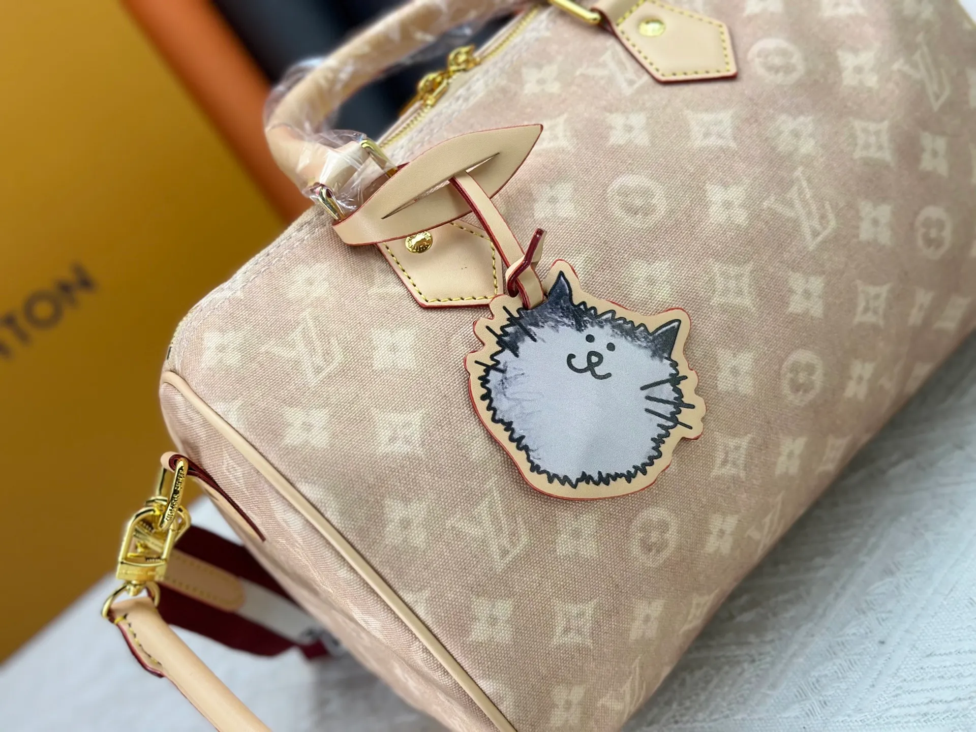 P320 M15159 M25766 M13344 This Speedy Soft 30 comes from the LV Travels With Grace Coddlington series. It is made of rich-toned cow leather with gold hardware and a fun cat-shaped key bag. Removable name tag features Grace Coddington's handwriting. Size: 30X21X17 cm