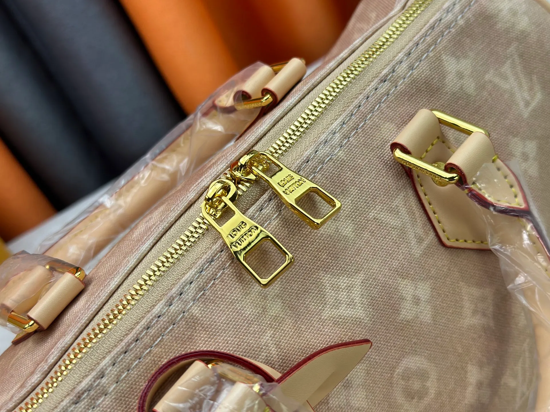 P320 M15159 M25766 M13344 This Speedy Soft 30 comes from the LV Travels With Grace Coddlington series. It is made of rich-toned cow leather with gold hardware and a fun cat-shaped key bag. Removable name tag features Grace Coddington's handwriting. Size: 30X21X17 cm