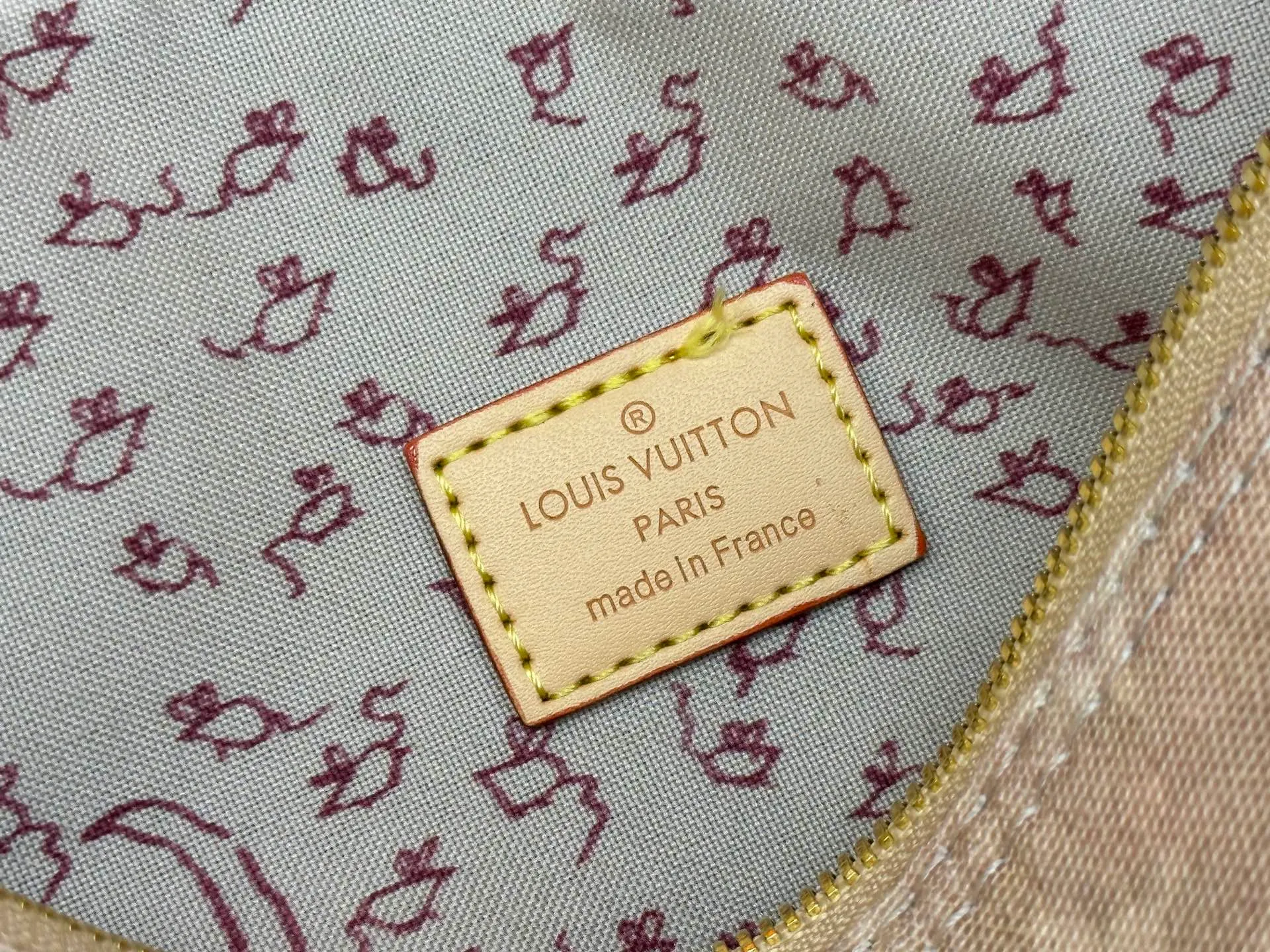 P320 M15159 M25766 M13344 This Speedy Soft 30 comes from the LV Travels With Grace Coddlington series. It is made of rich-toned cow leather with gold hardware and a fun cat-shaped key bag. Removable name tag features Grace Coddington's handwriting. Size: 30X21X17 cm