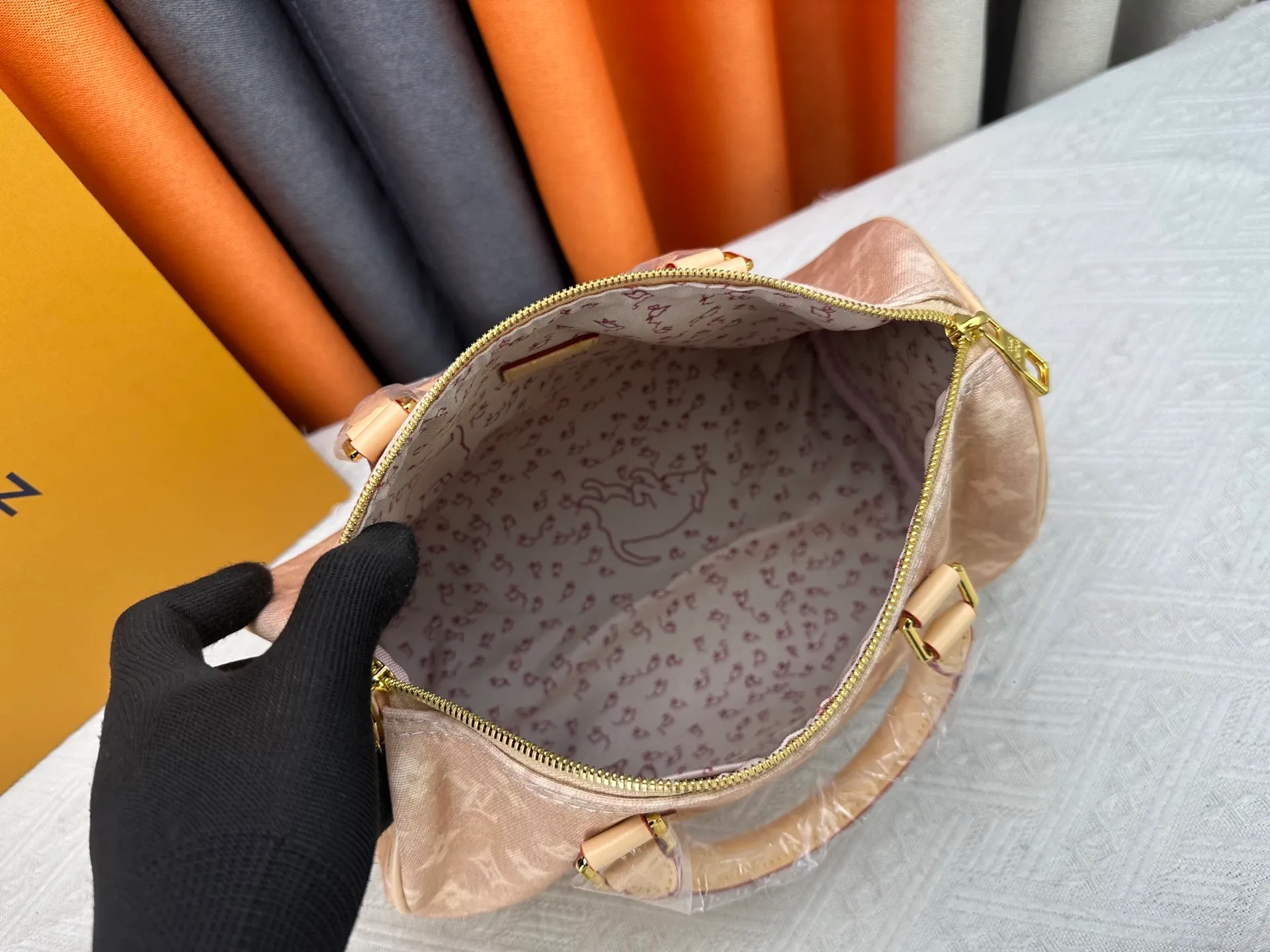 P320 M15159 M25766 M13344 This Speedy Soft 30 comes from the LV Travels With Grace Coddlington series. It is made of rich-toned cow leather with gold hardware and a fun cat-shaped key bag. Removable name tag features Grace Coddington's handwriting. Size: 30X21X17 cm