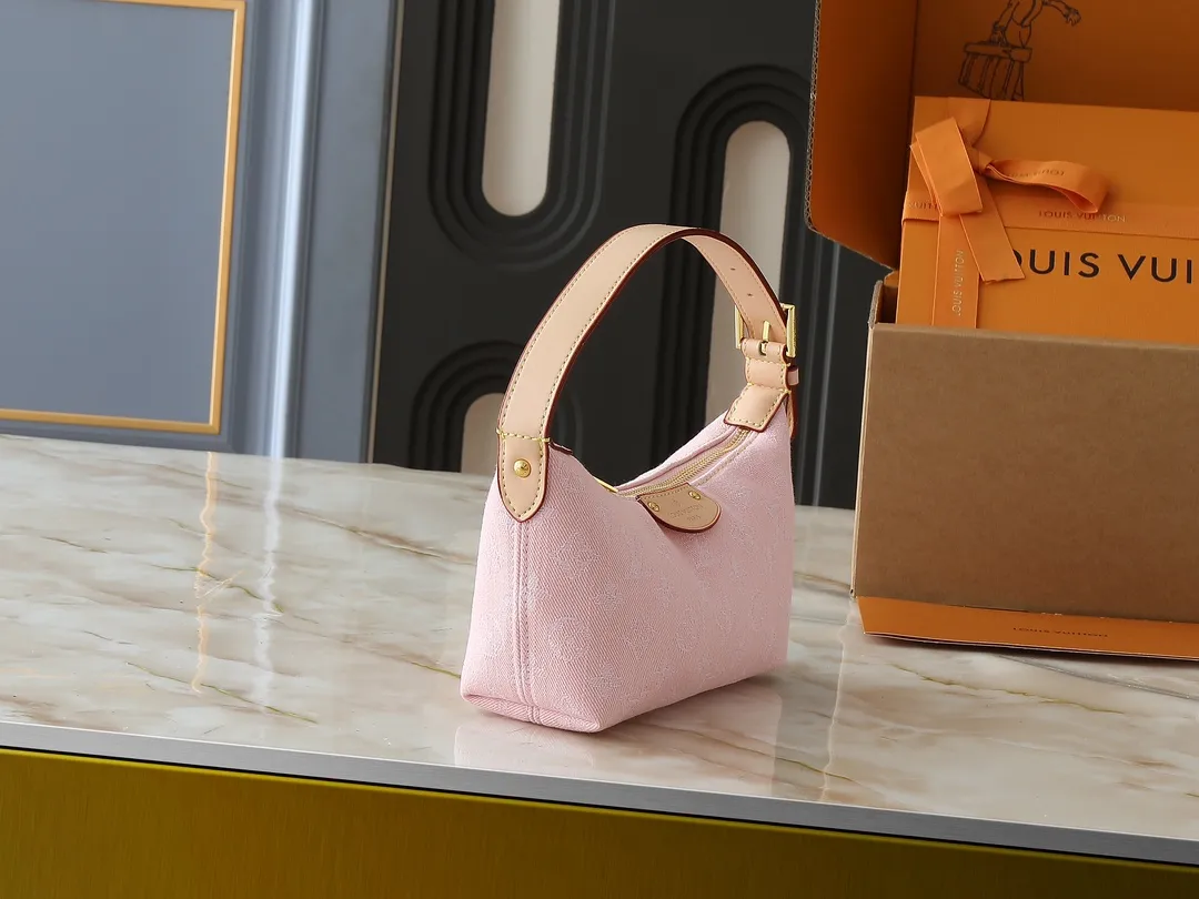 💰200💰Upgraded from the original【M82949】Hills Pochette clutch bag is made of Monogram Denim canvas woven from certified denim denim cotton, and then has a sand-washed texture to highlight the neat lines. The adjustable shoulder strap makes it easy to carry over short shoulders, and the compact construction can store small items such as an iPhone, card holder, lipstick, and keys. 20.5 x 6 x 16 cm (length x height x width)