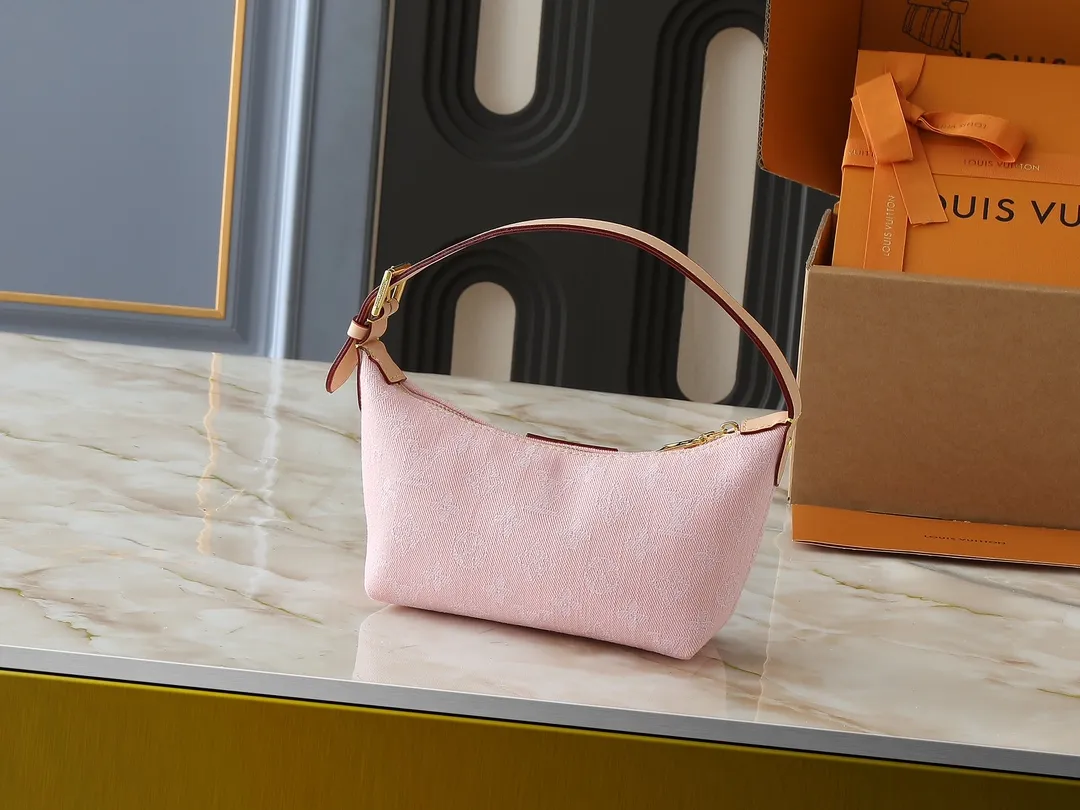 💰200💰Upgraded from the original【M82949】Hills Pochette clutch bag is made of Monogram Denim canvas woven from certified denim denim cotton, and then has a sand-washed texture to highlight the neat lines. The adjustable shoulder strap makes it easy to carry over short shoulders, and the compact construction can store small items such as an iPhone, card holder, lipstick, and keys. 20.5 x 6 x 16 cm (length x height x width)
