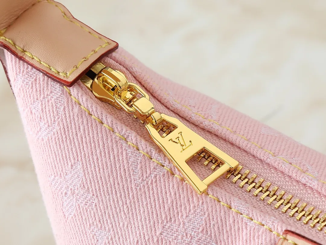 💰200💰Upgraded from the original【M82949】Hills Pochette clutch bag is made of Monogram Denim canvas woven from certified denim denim cotton, and then has a sand-washed texture to highlight the neat lines. The adjustable shoulder strap makes it easy to carry over short shoulders, and the compact construction can store small items such as an iPhone, card holder, lipstick, and keys. 20.5 x 6 x 16 cm (length x height x width)