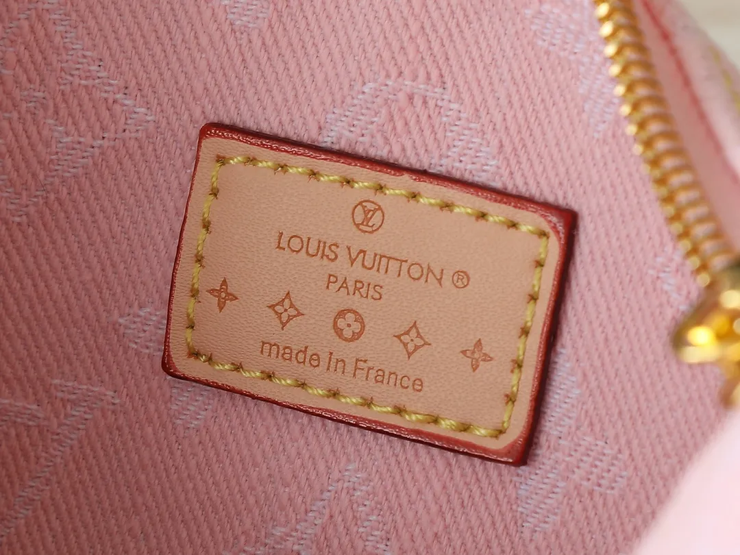 💰200💰Upgraded from the original【M82949】Hills Pochette clutch bag is made of Monogram Denim canvas woven from certified denim denim cotton, and then has a sand-washed texture to highlight the neat lines. The adjustable shoulder strap makes it easy to carry over short shoulders, and the compact construction can store small items such as an iPhone, card holder, lipstick, and keys. 20.5 x 6 x 16 cm (length x height x width)