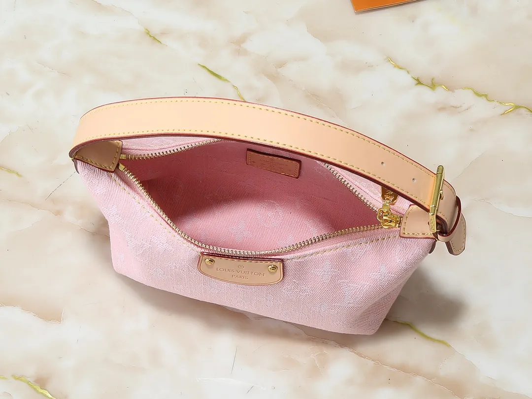 💰200💰Upgraded from the original【M82949】Hills Pochette clutch bag is made of Monogram Denim canvas woven from certified denim denim cotton, and then has a sand-washed texture to highlight the neat lines. The adjustable shoulder strap makes it easy to carry over short shoulders, and the compact construction can store small items such as an iPhone, card holder, lipstick, and keys. 20.5 x 6 x 16 cm (length x height x width)