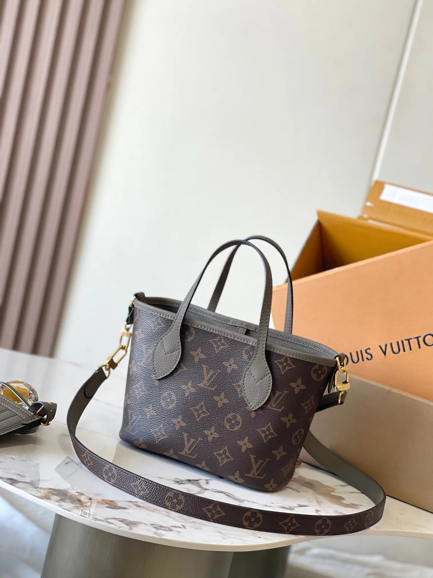 p1960 [Special grade MB chip version original leather] Neverfull Bandouliere Inside Out BB handbag is a double-sided version of the classic design this season, model: M12109 elephant gray dynamic chip version Material: A-grade all-steel hardware, imported original cowhide Packaging: full set of original duty-free MB packaging Size: 24*14*9CM