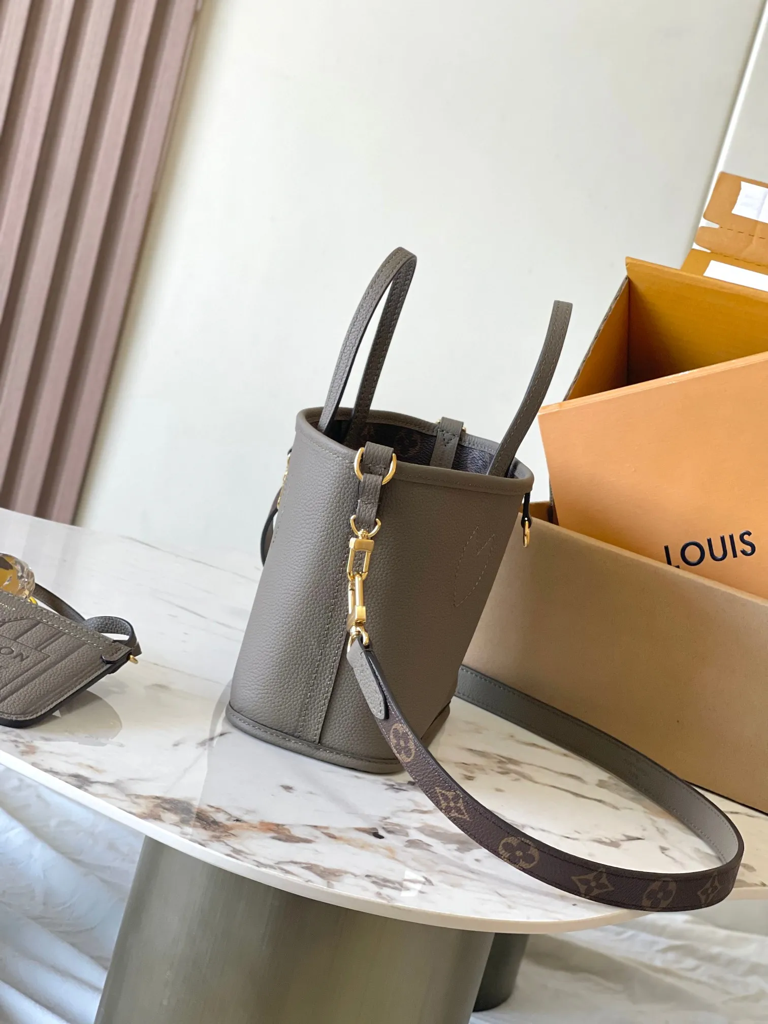 p1960 [Special grade MB chip version original leather] Neverfull Bandouliere Inside Out BB handbag is a double-sided version of the classic design this season, model: M12109 elephant gray dynamic chip version Material: A-grade all-steel hardware, imported original cowhide Packaging: full set of original duty-free MB packaging Size: 24*14*9CM