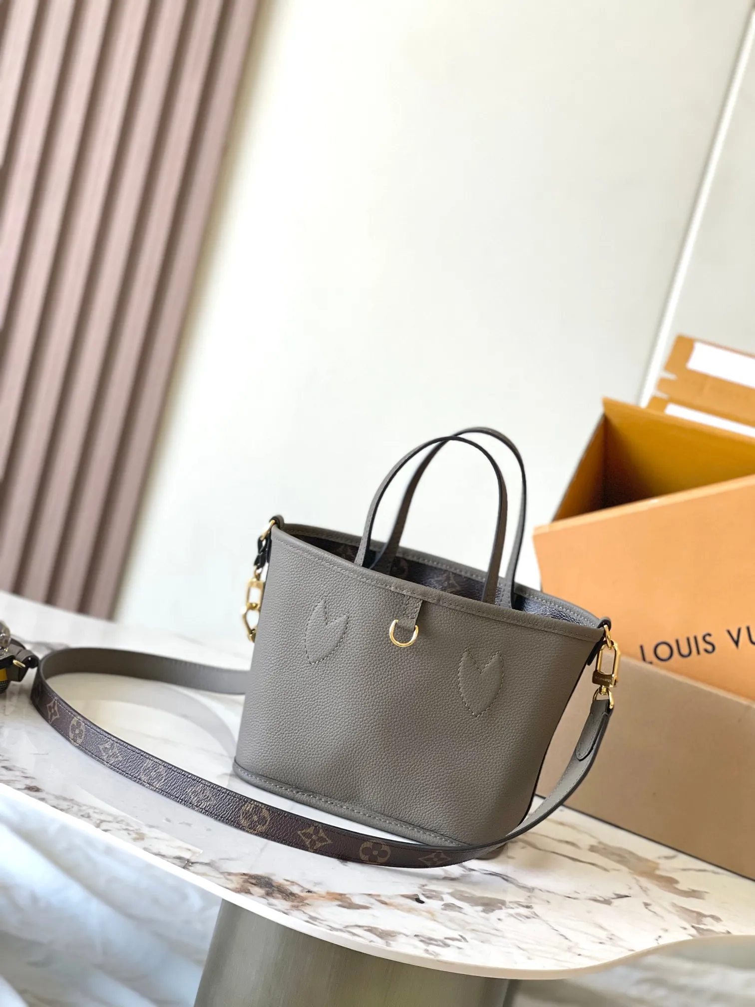 p1960 [Special grade MB chip version original leather] Neverfull Bandouliere Inside Out BB handbag is a double-sided version of the classic design this season, model: M12109 elephant gray dynamic chip version Material: A-grade all-steel hardware, imported original cowhide Packaging: full set of original duty-free MB packaging Size: 24*14*9CM