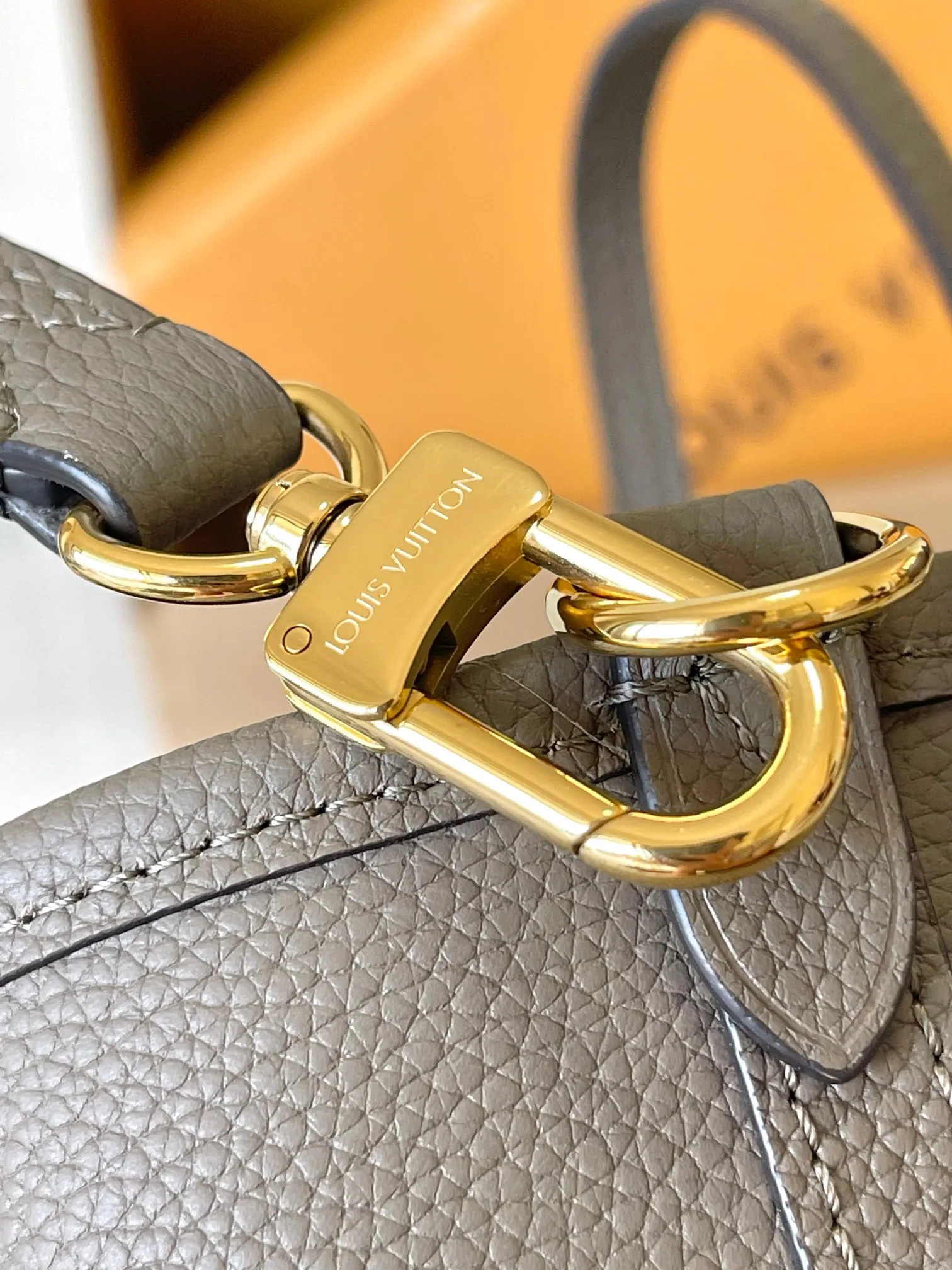 p1960 [Special grade MB chip version original leather] Neverfull Bandouliere Inside Out BB handbag is a double-sided version of the classic design this season, model: M12109 elephant gray dynamic chip version Material: A-grade all-steel hardware, imported original cowhide Packaging: full set of original duty-free MB packaging Size: 24*14*9CM