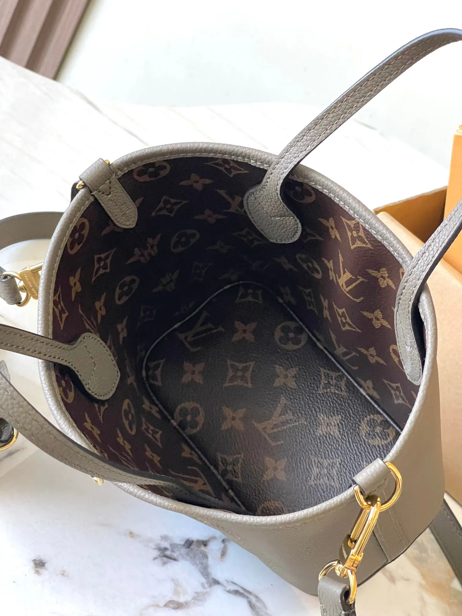 p1960 [Special grade MB chip version original leather] Neverfull Bandouliere Inside Out BB handbag is a double-sided version of the classic design this season, model: M12109 elephant gray dynamic chip version Material: A-grade all-steel hardware, imported original cowhide Packaging: full set of original duty-free MB packaging Size: 24*14*9CM