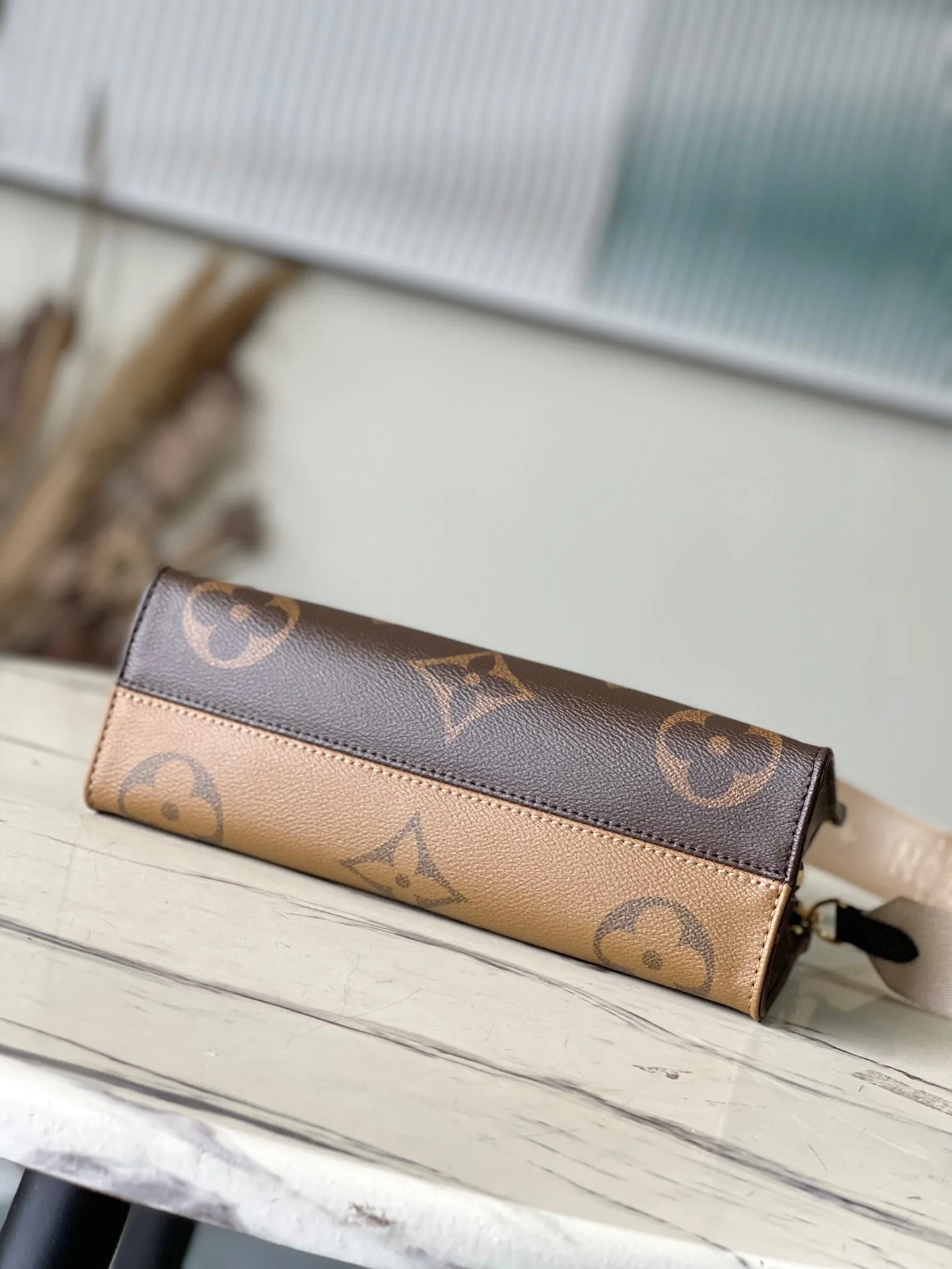 💰860 Top Original M46653 OnTheGo Tote Bag combines Giant Monogram and Monogram Reverse canvas to reinterpret the ample configuration of East West. The detachable round coin pouch is richly detailed, while the Toron top handle and detachable wide shoulder strap allow for multiple carrying options. Size: 25*13*10 cm