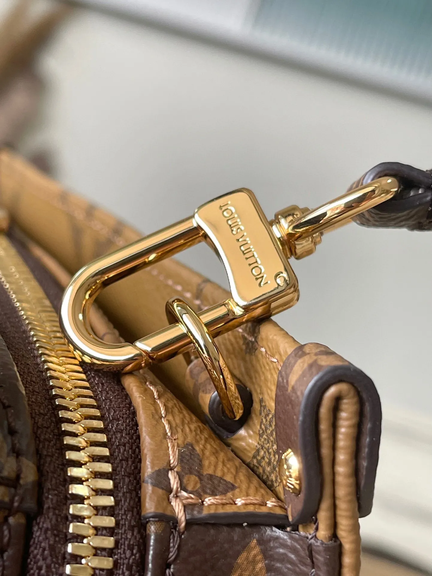 💰860 Top Original M46653 OnTheGo Tote Bag combines Giant Monogram and Monogram Reverse canvas to reinterpret the ample configuration of East West. The detachable round coin pouch is richly detailed, while the Toron top handle and detachable wide shoulder strap allow for multiple carrying options. Size: 25*13*10 cm