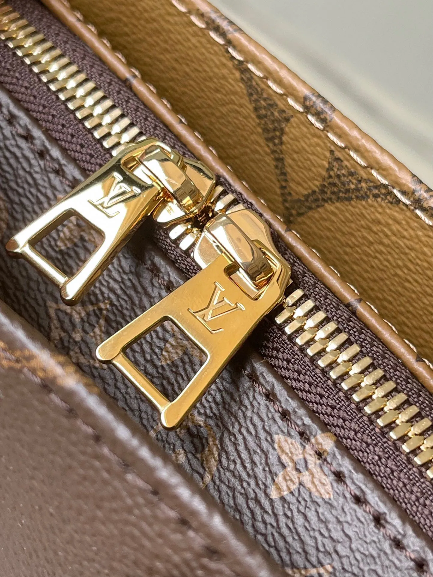 💰860 Top Original M46653 OnTheGo Tote Bag combines Giant Monogram and Monogram Reverse canvas to reinterpret the ample configuration of East West. The detachable round coin pouch is richly detailed, while the Toron top handle and detachable wide shoulder strap allow for multiple carrying options. Size: 25*13*10 cm