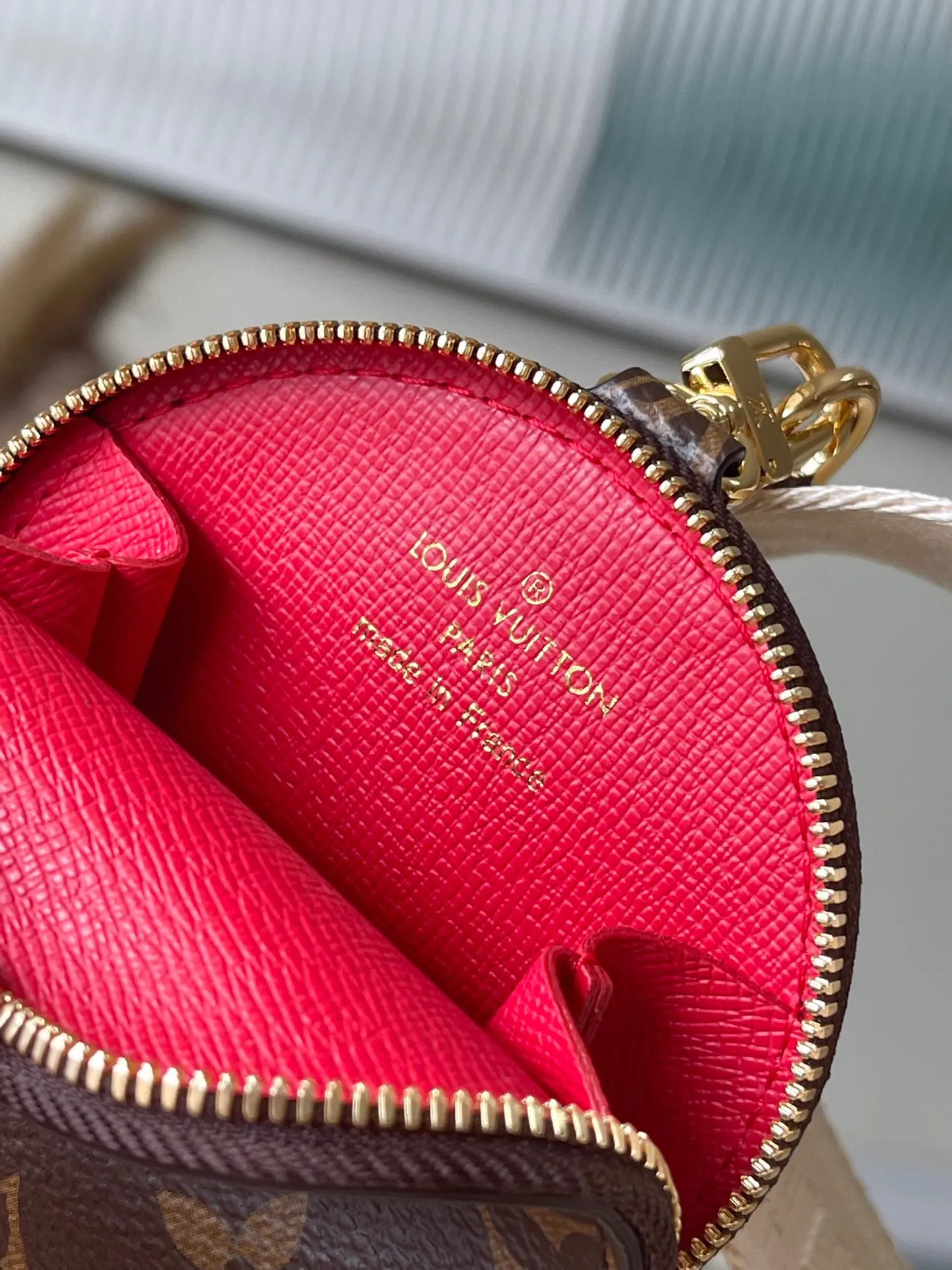 💰860 Top Original M46653 OnTheGo Tote Bag combines Giant Monogram and Monogram Reverse canvas to reinterpret the ample configuration of East West. The detachable round coin pouch is richly detailed, while the Toron top handle and detachable wide shoulder strap allow for multiple carrying options. Size: 25*13*10 cm